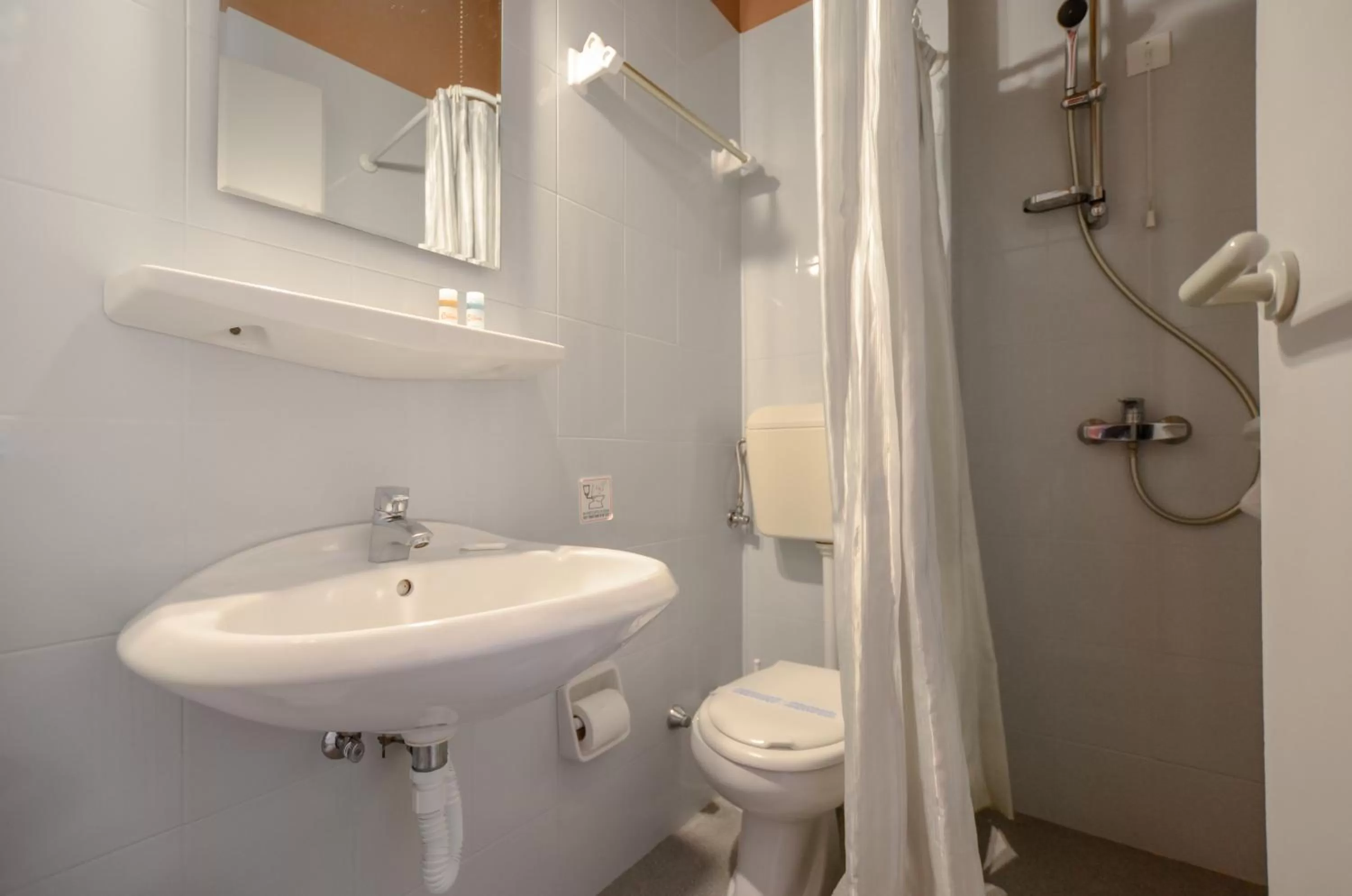 Shower in Hotel Coronis