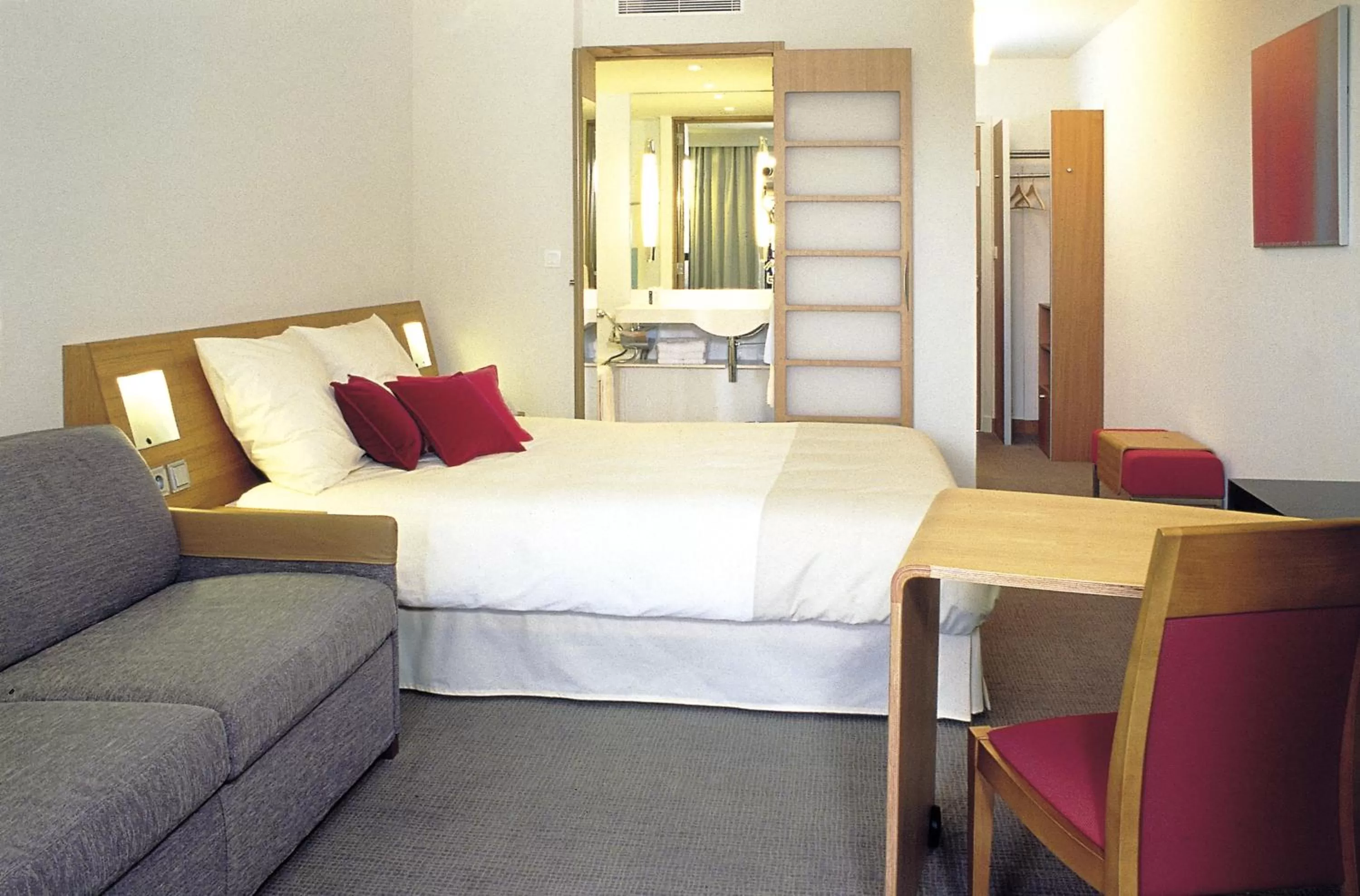 Bed in Novotel Brussels Airport