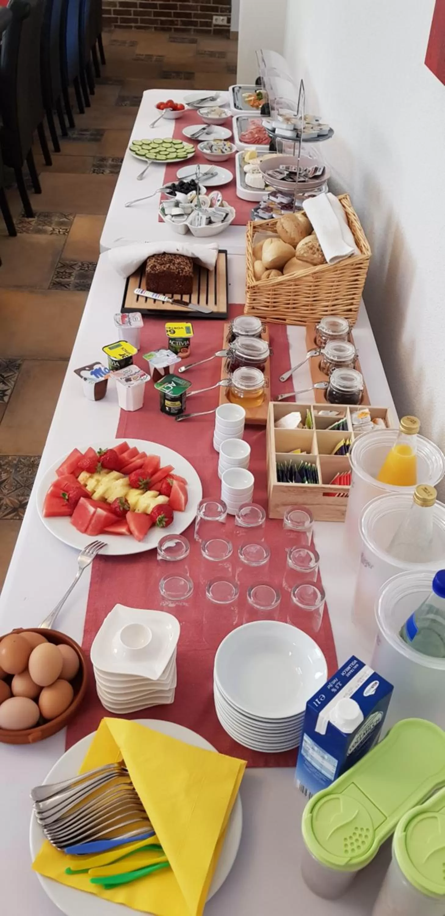 Restaurant/places to eat in Novel Hotel