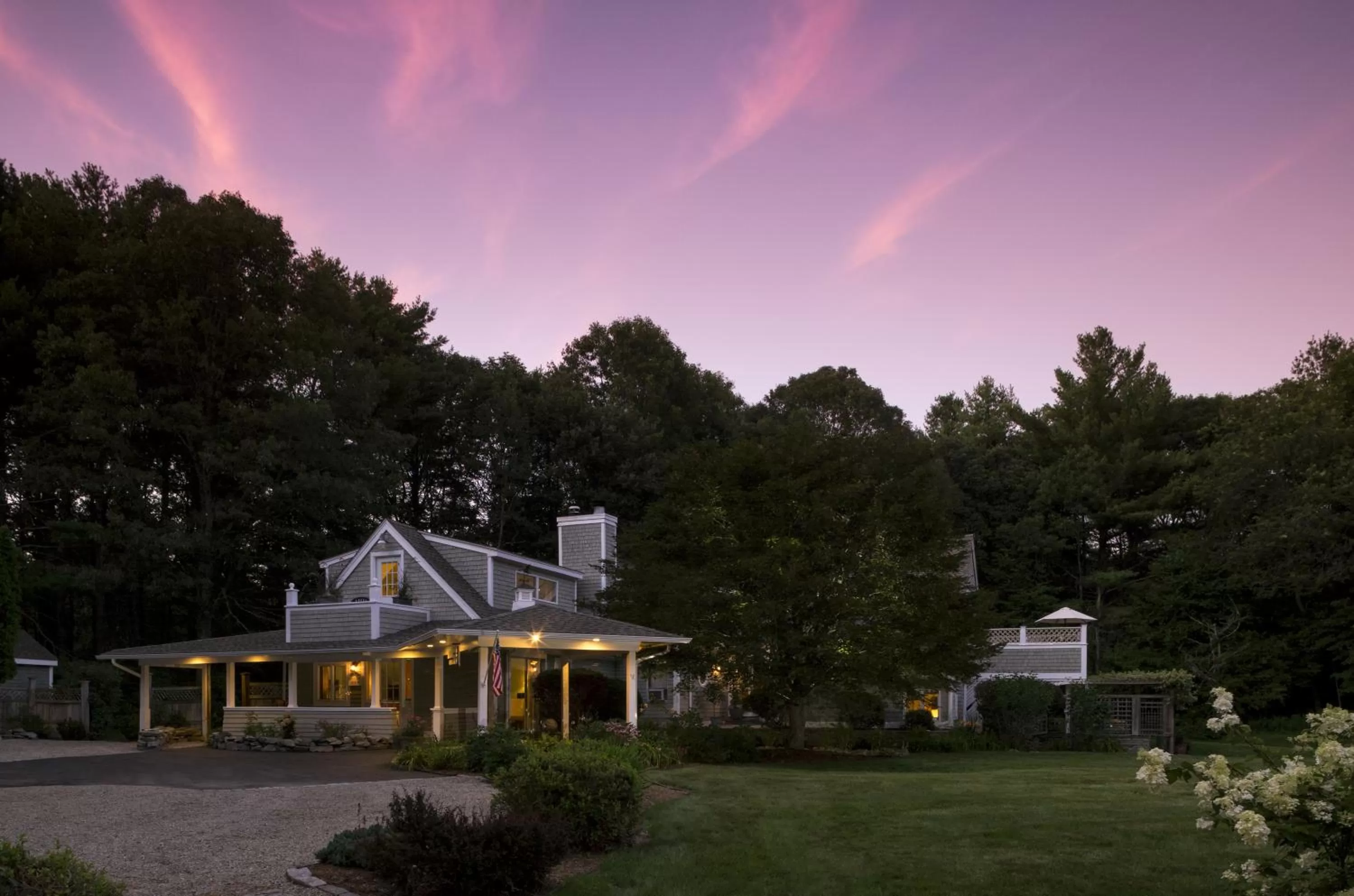 Facade/entrance in Abbey's Lantern Hill Inn
