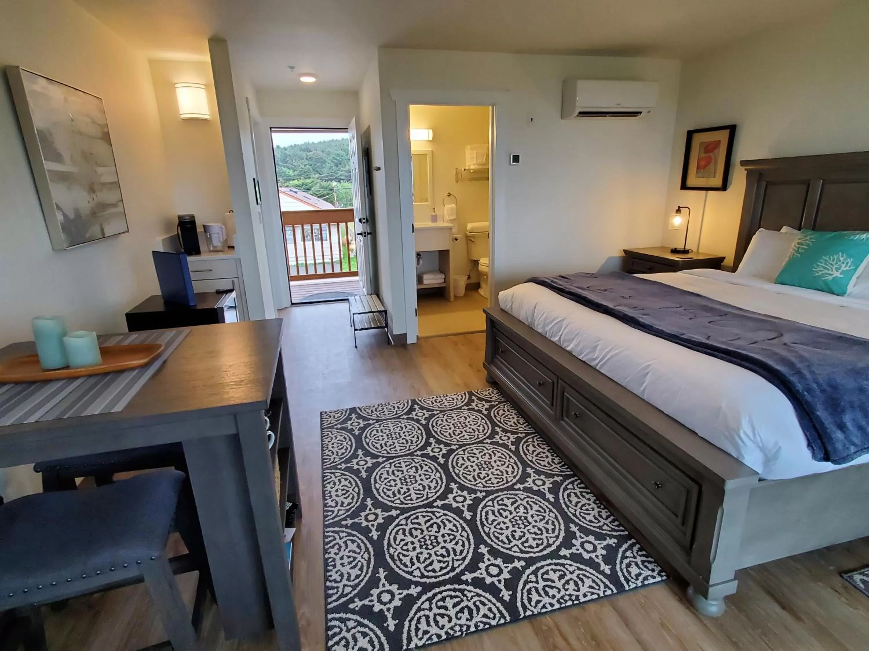 Shower, Bed in Moonstone Beach Motel