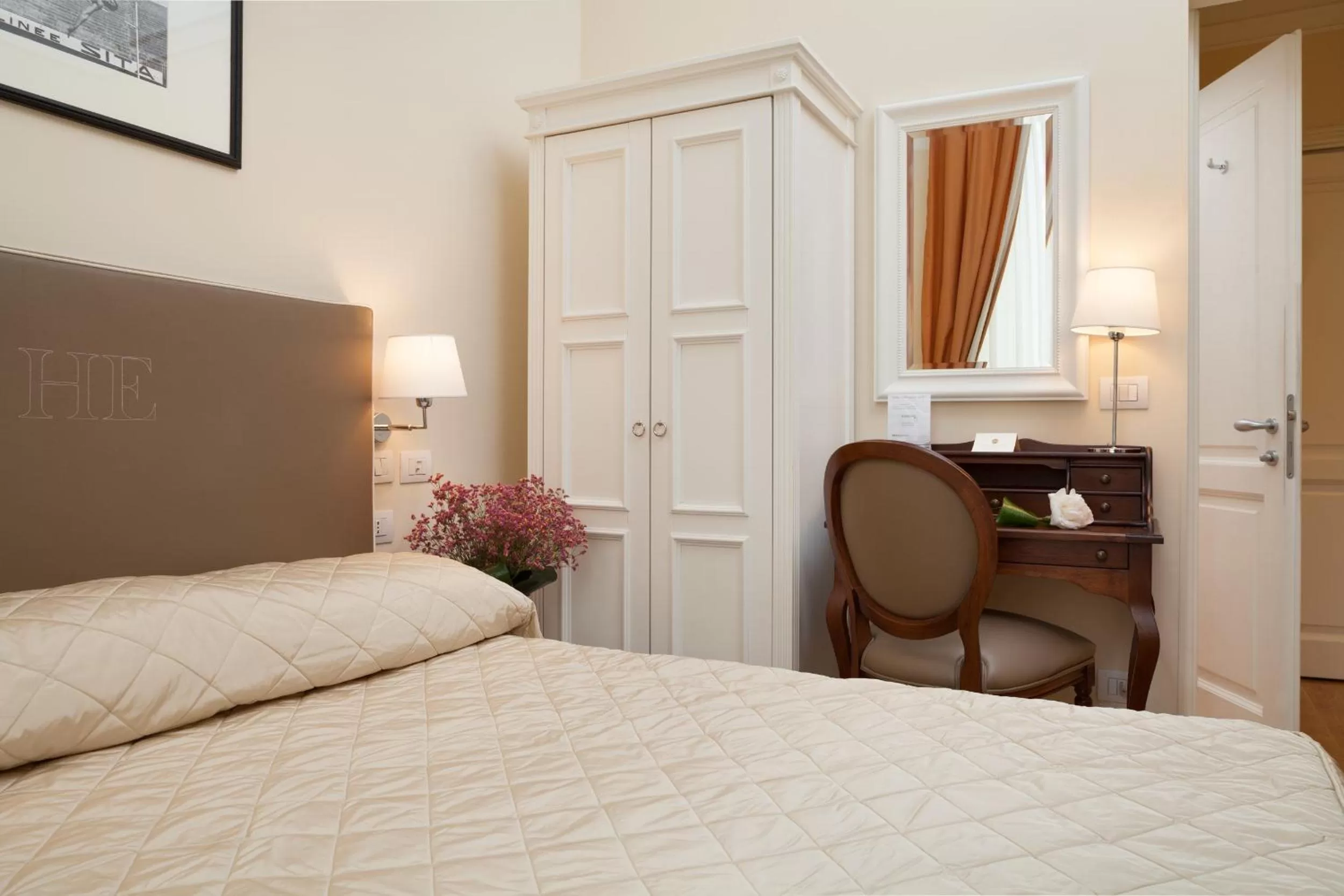 Bedroom, Bed in Hotel Executive