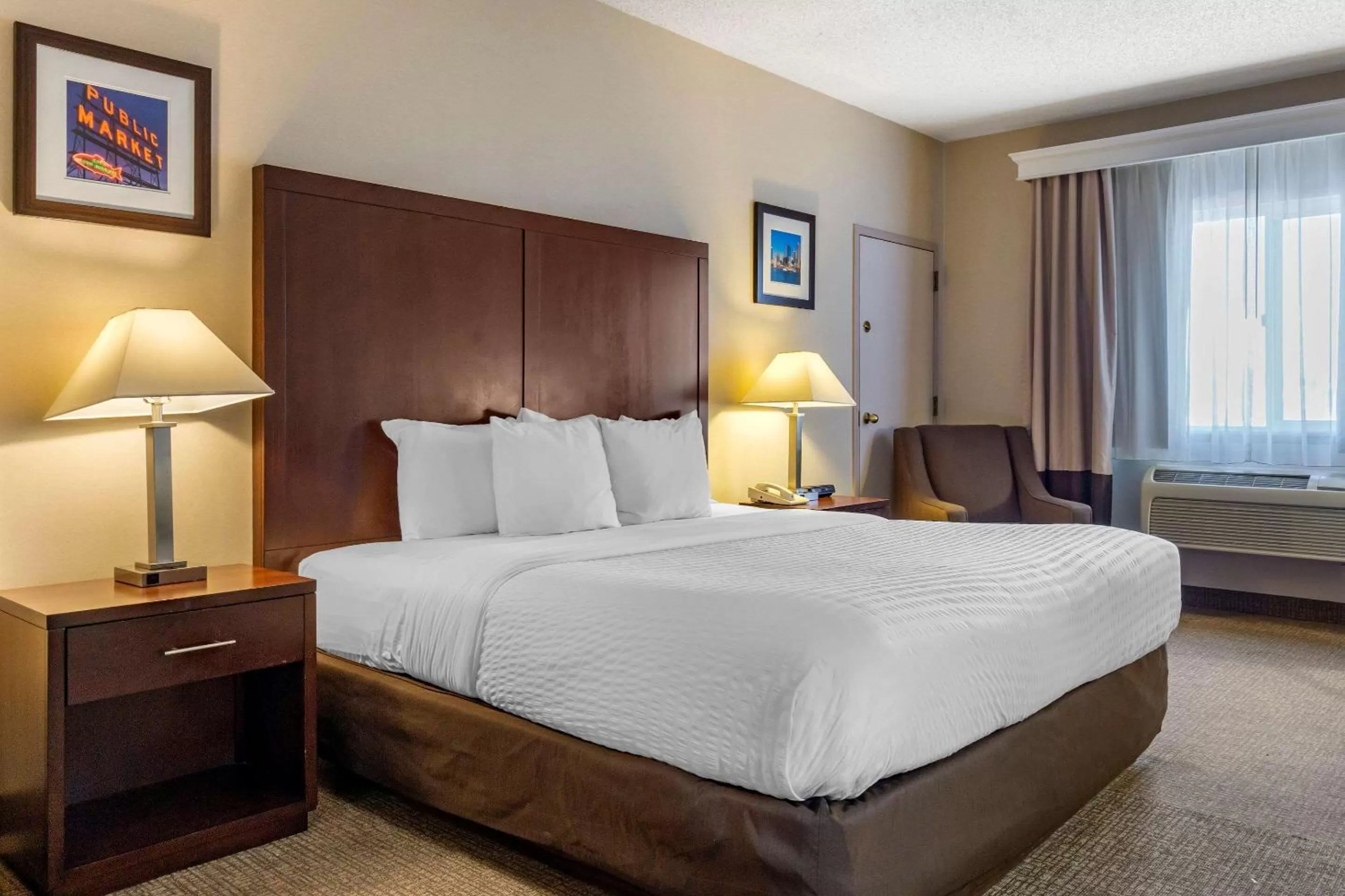 Photo of the whole room, Bed in Comfort Inn & Suites Seattle North