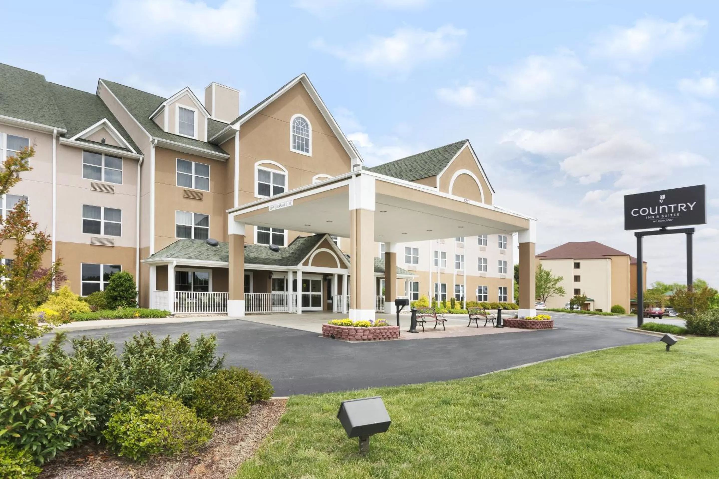 Facade/entrance in Country Inn & Suites by Radisson, Burlington Elon , NC