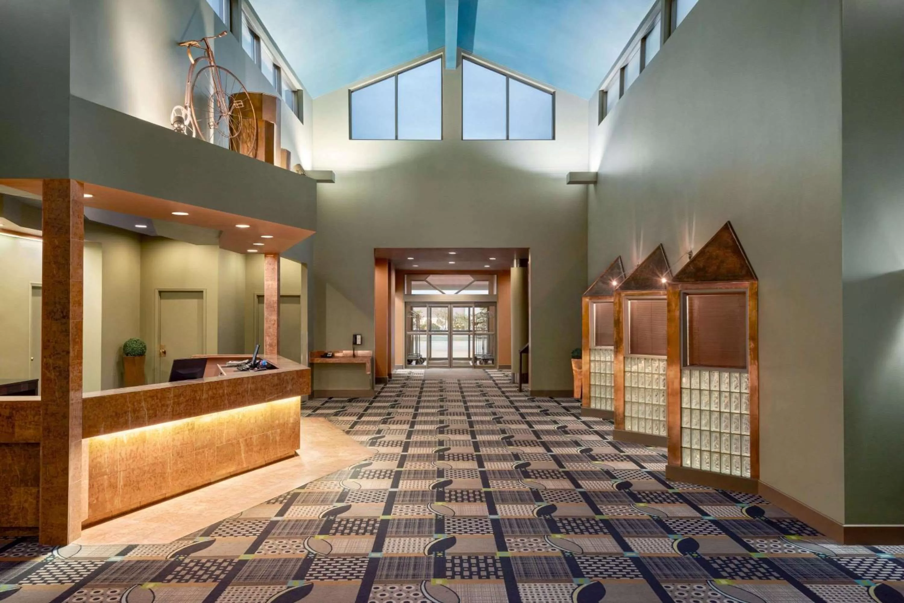 Lobby or reception, Bed in Royal Hotel West Edmonton, Trademark Collection by Wyndham