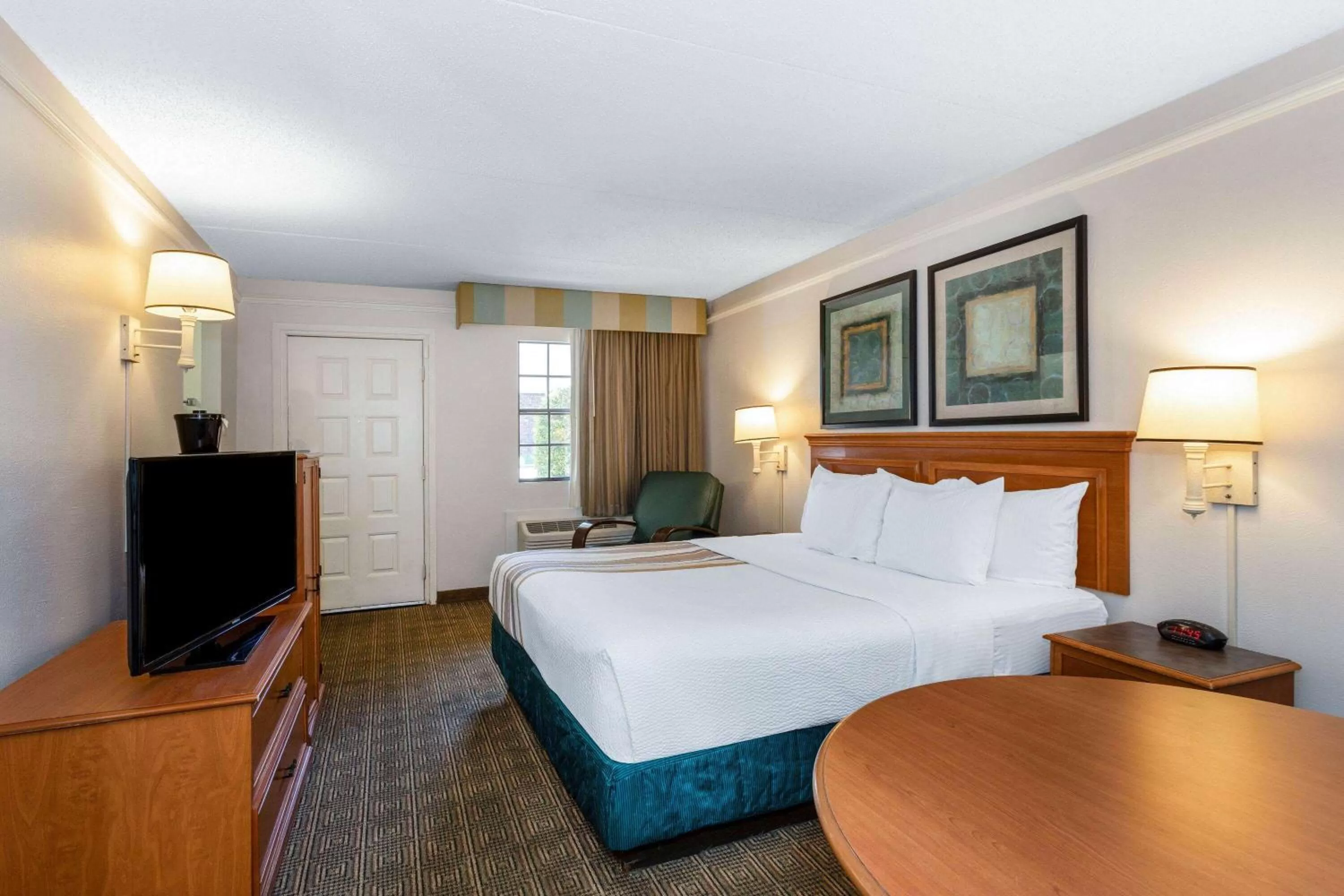 Photo of the whole room, Bed in La Quinta Inn by Wyndham Tallahassee North