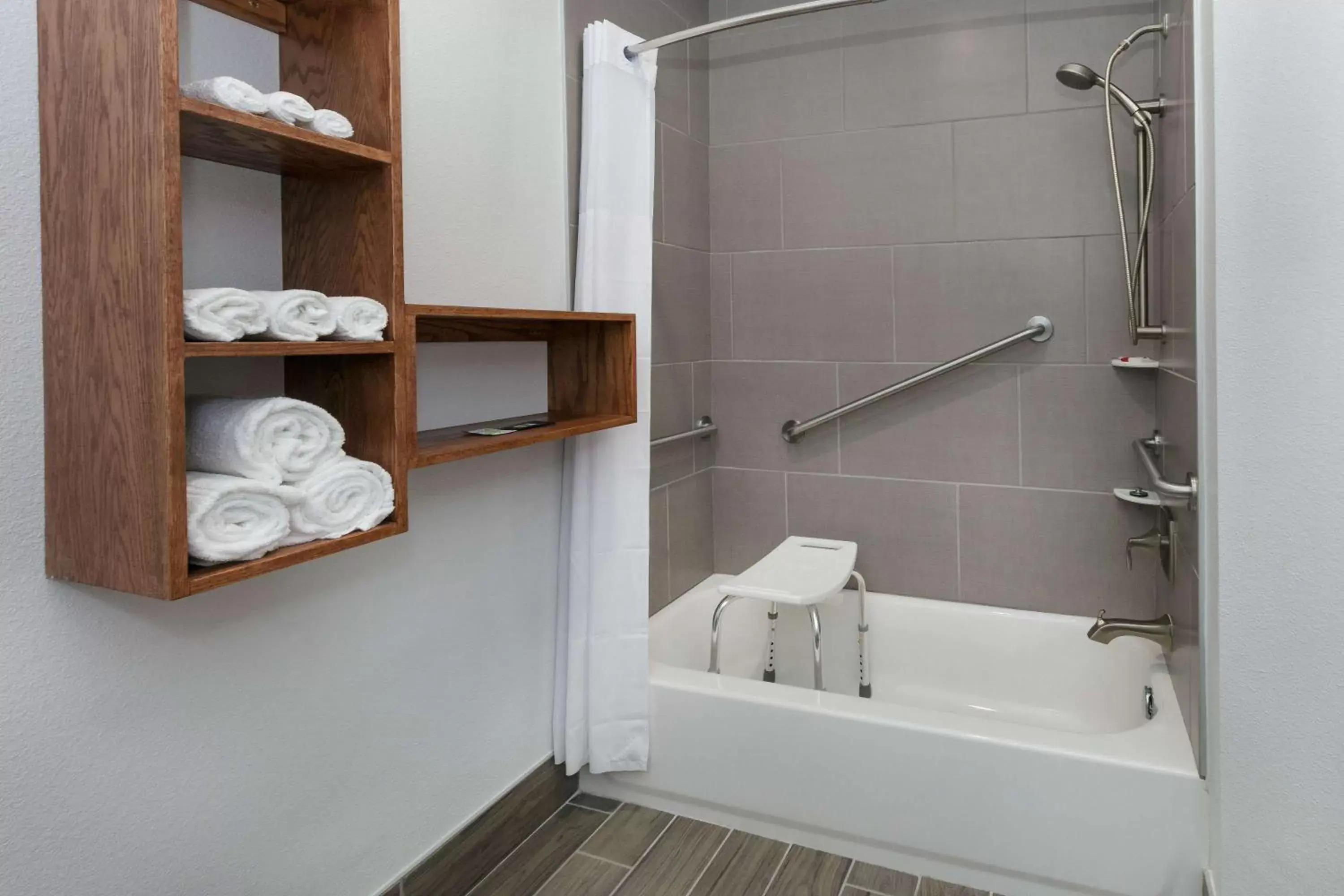 1 King Bed, Deluxe Mobility/Hearing Access Suite, Tub w/ Grab Bars, Non-Smoking in Days Inn & Suites by Wyndham Lubbock Medical Center 1 King Bed, Deluxe Mobility/Hearing Access Suite, Tub w/ Grab Bars, Non-Smoking in Days Inn & Suites by Wyndham Lubbock Medical Center