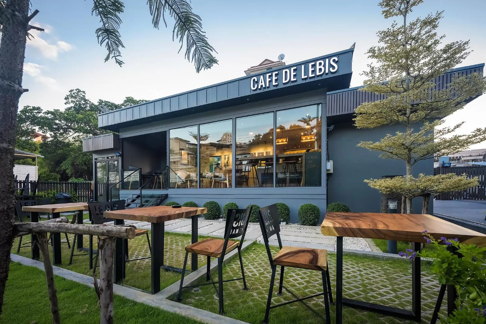 Restaurant/places to eat in Le Bis Hotel