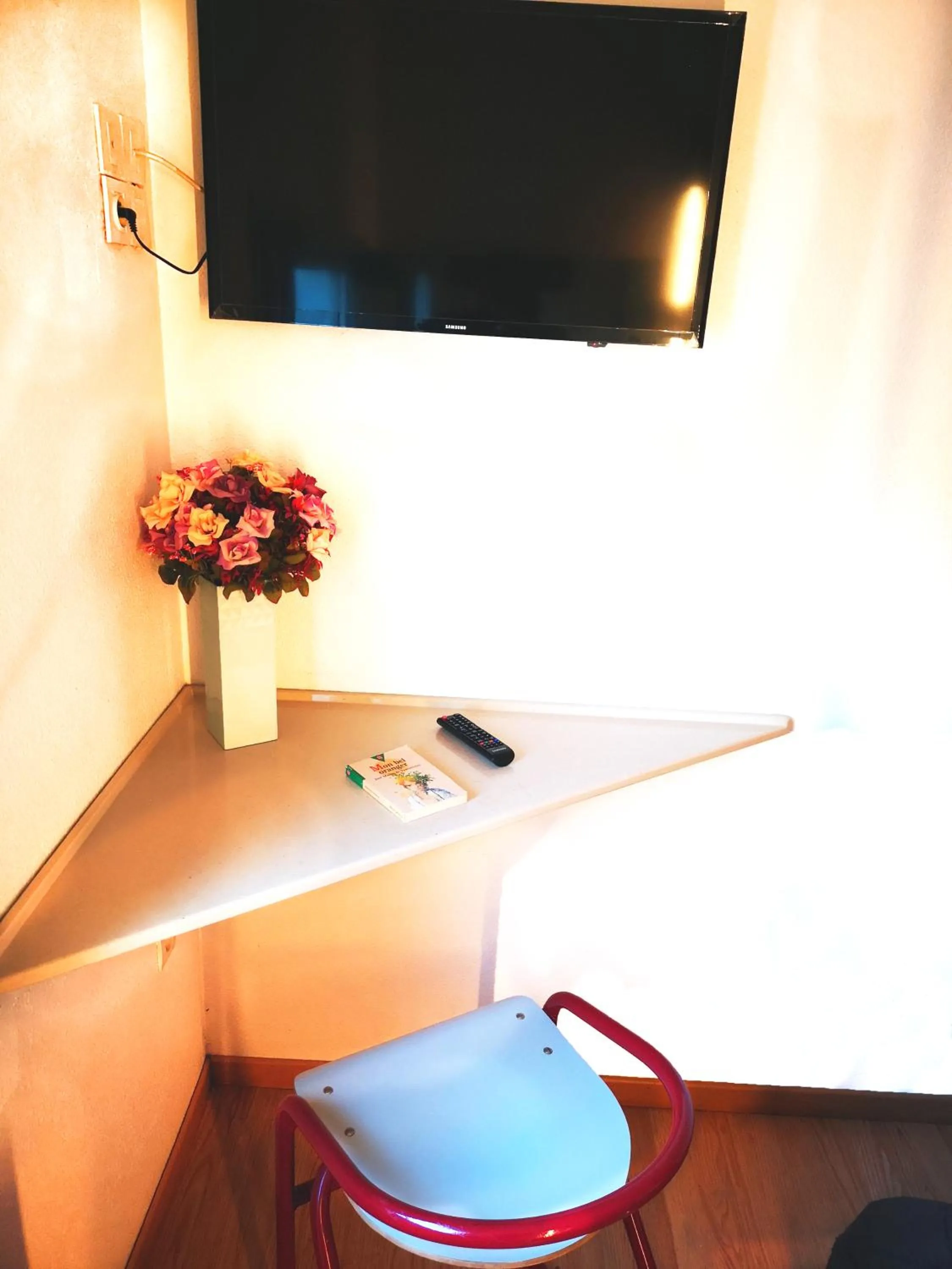 TV and multimedia in Lemon Hotel Ch Futuroscope