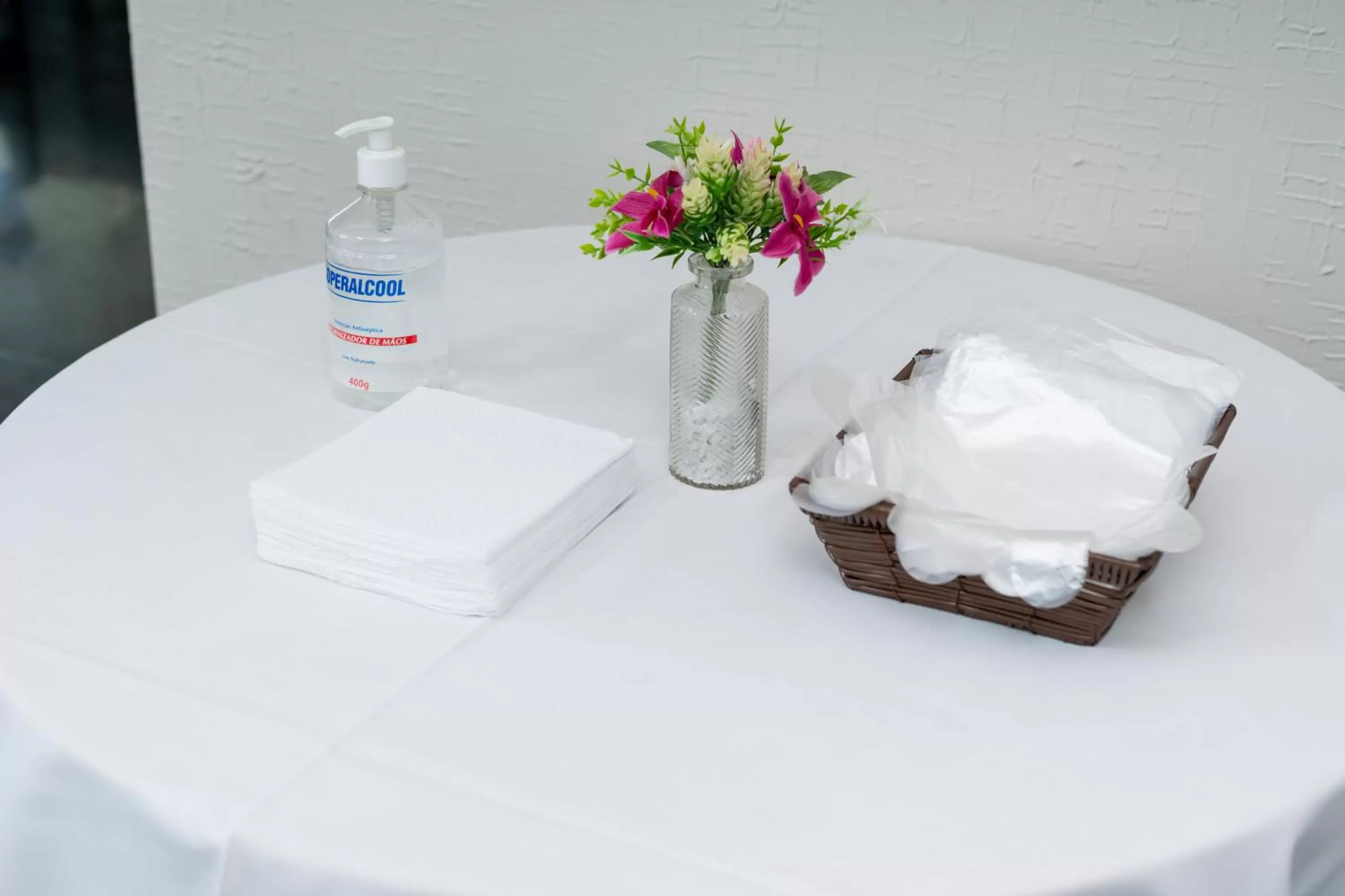 Breakfast, Bathroom in Bandeirantes Hotel