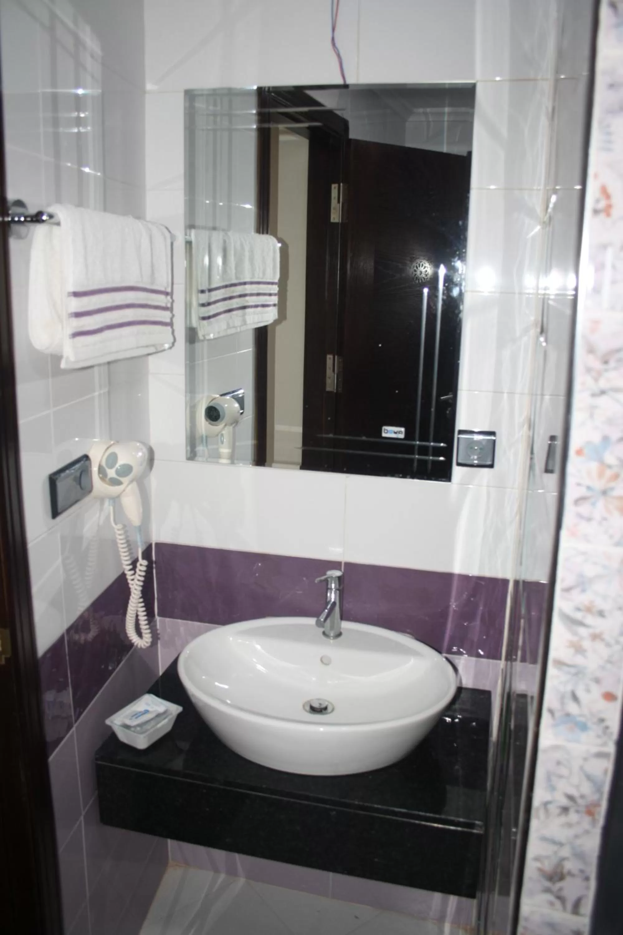 Shower, Bathroom in Hotel Salime Al Khozama