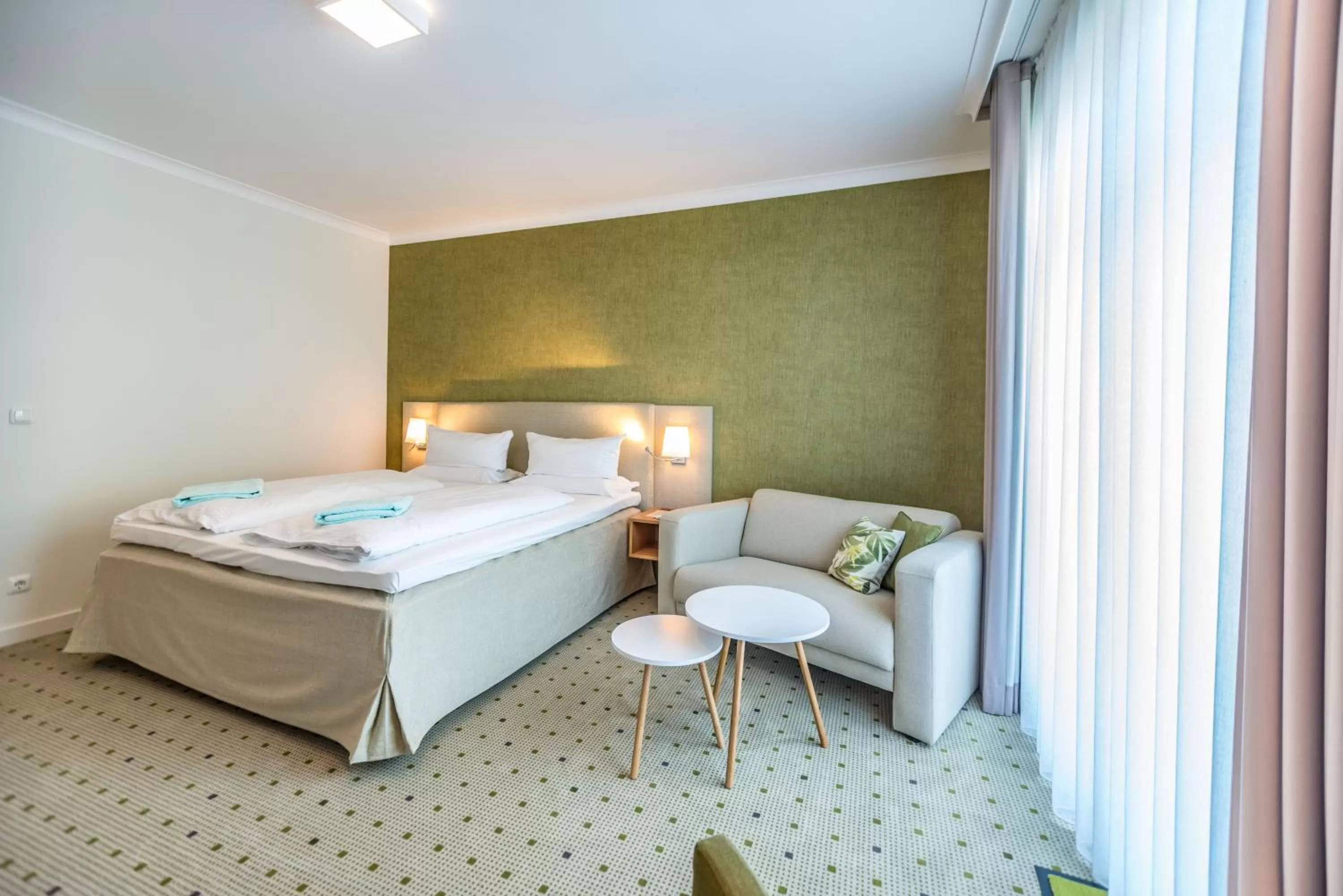 Living room, Bed in Am Weststrand Aparthotel Kühlungsborn