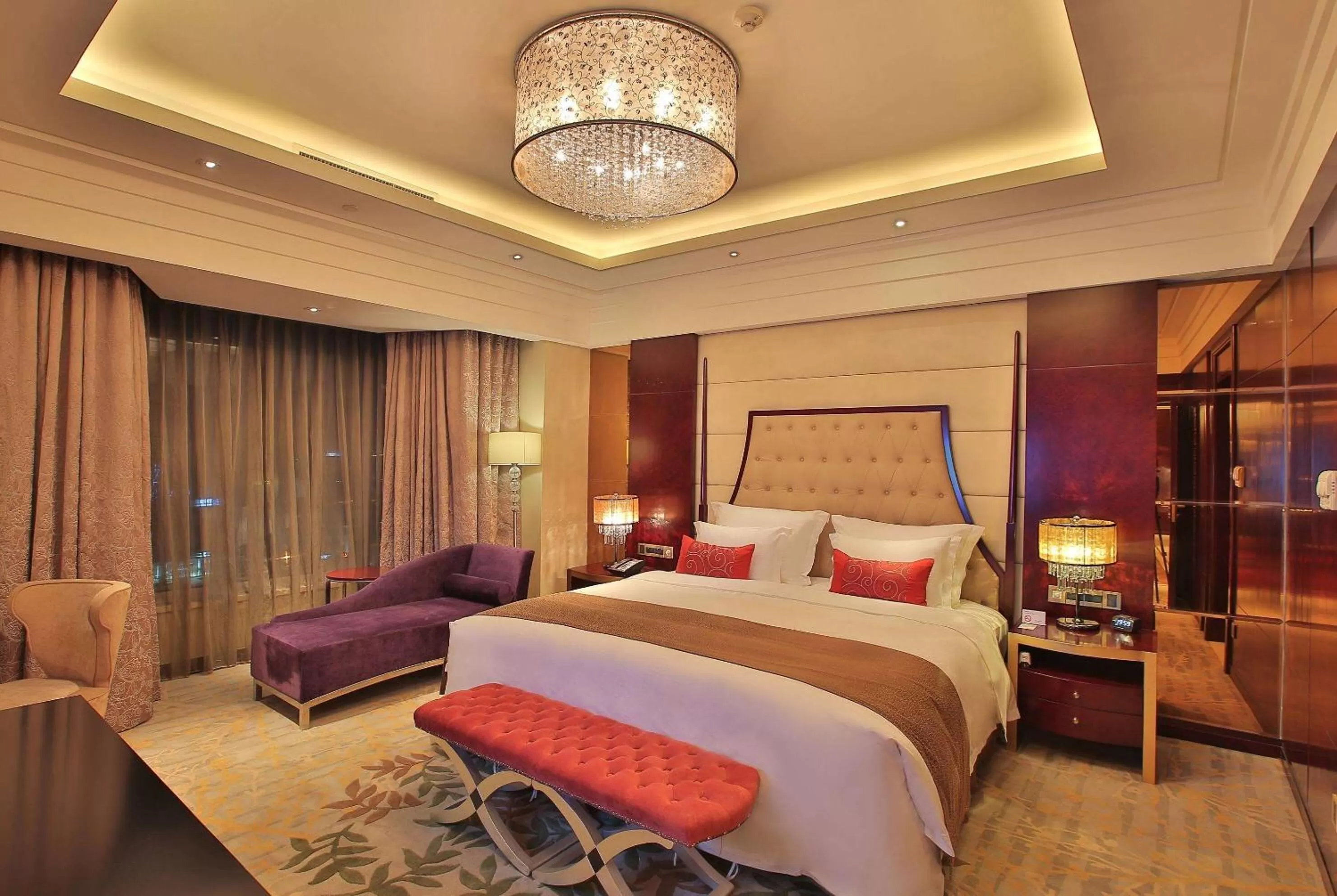 Photo of the whole room, Bed in Wyndham Qingdao l Free Fixed-Time Shuttle Service Between Hotel and Airport & North Railway Station l Outdoor Children's Amusement Park l 1-Hour Play Snooker or Table Tennis