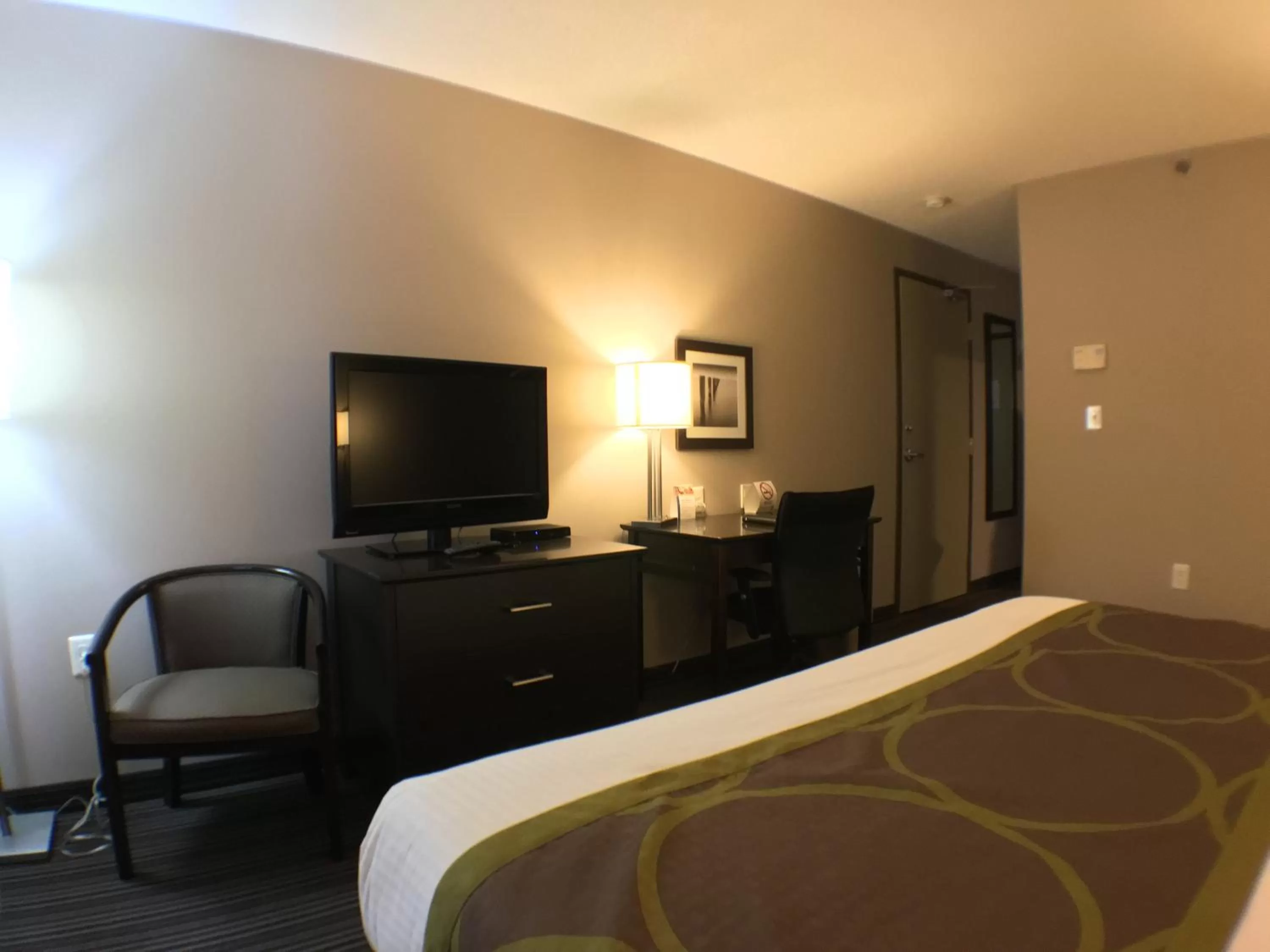 Photo of the whole room, Bed in Super 8 by Wyndham Kapuskasing