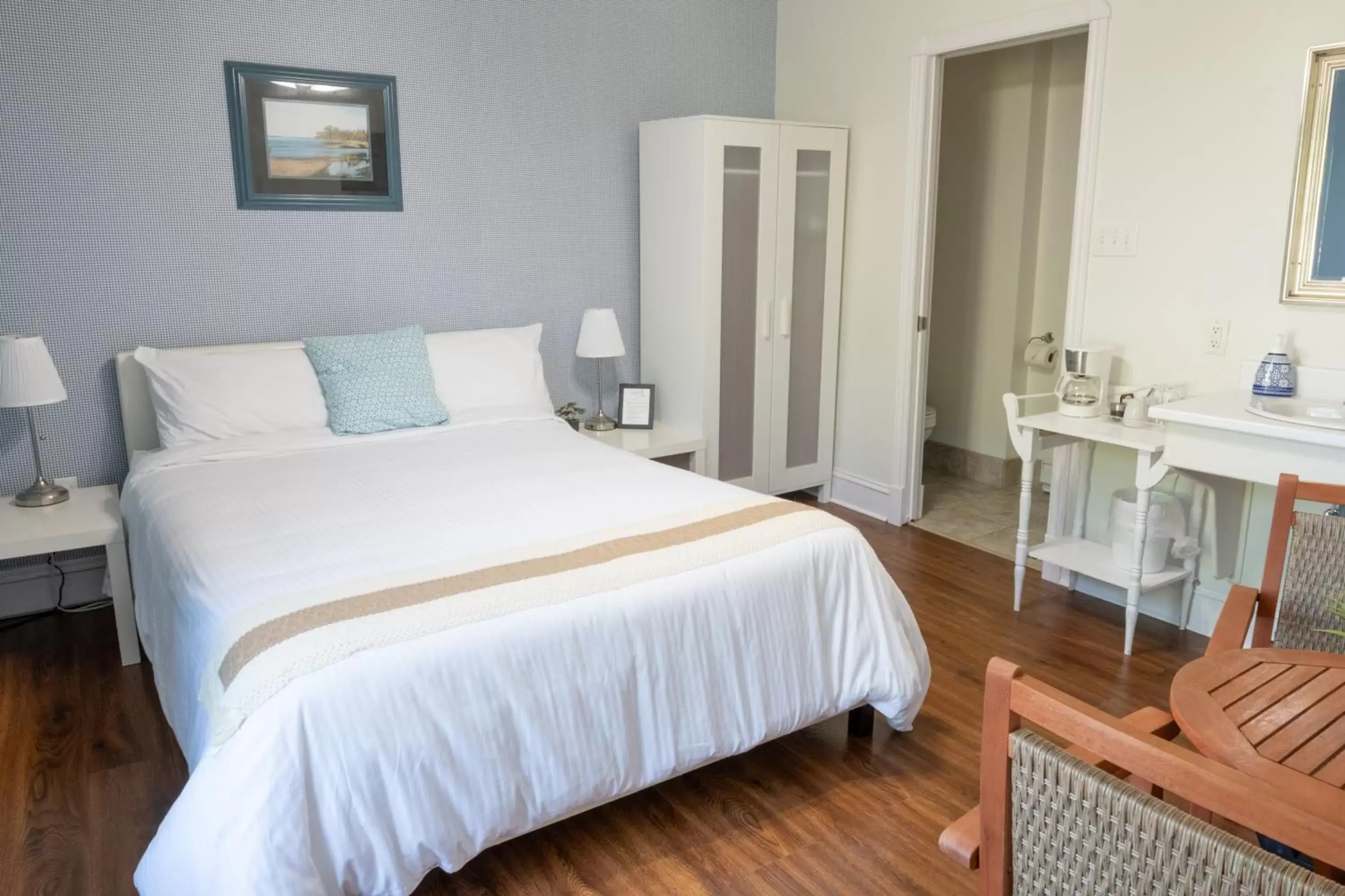 Standard Queen Room in Pepperell Place Inn Inc. Standard Queen Room in Pepperell Place Inn Inc.