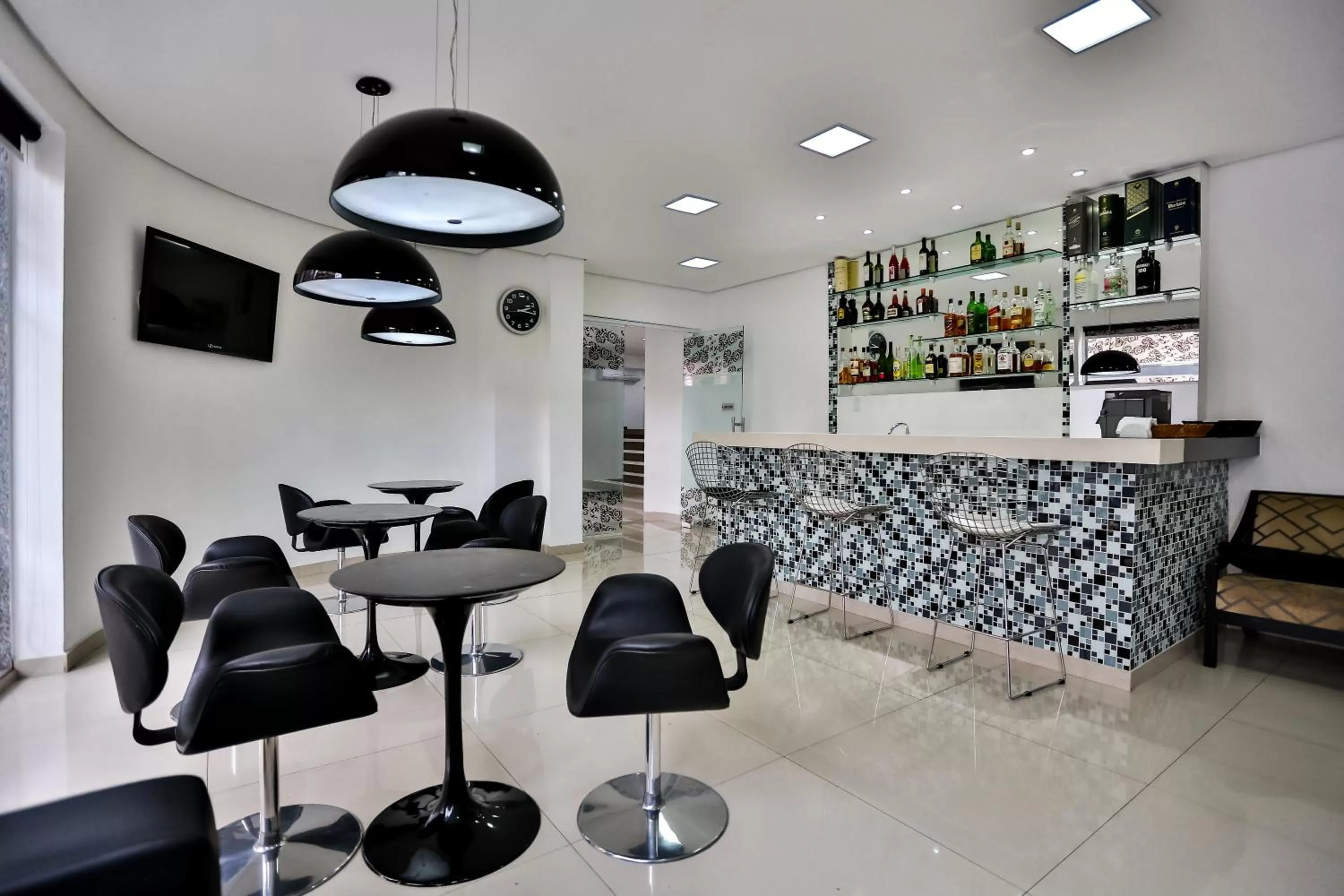 Lounge or bar in Monte Serrat Hotel