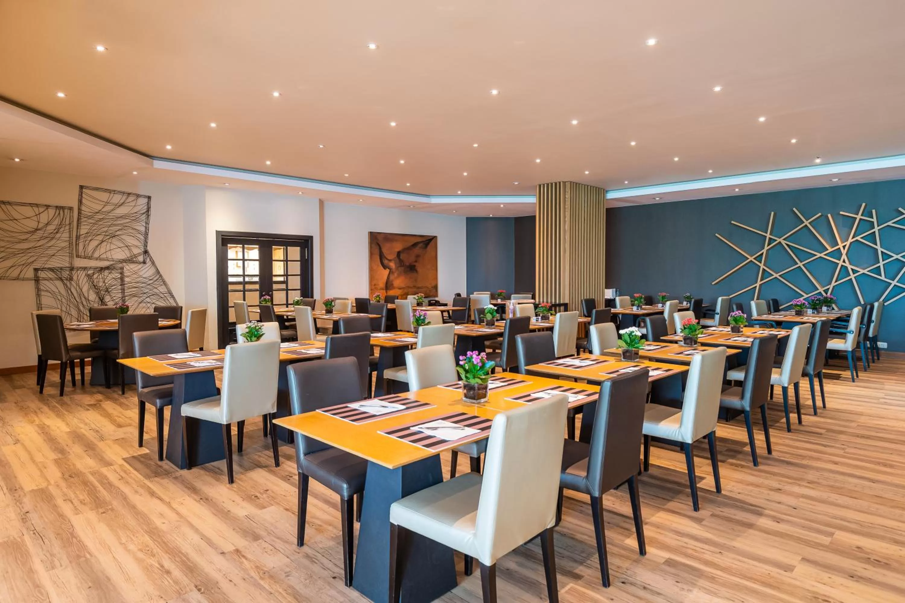 Restaurant/places to eat in HF Ipanema Park