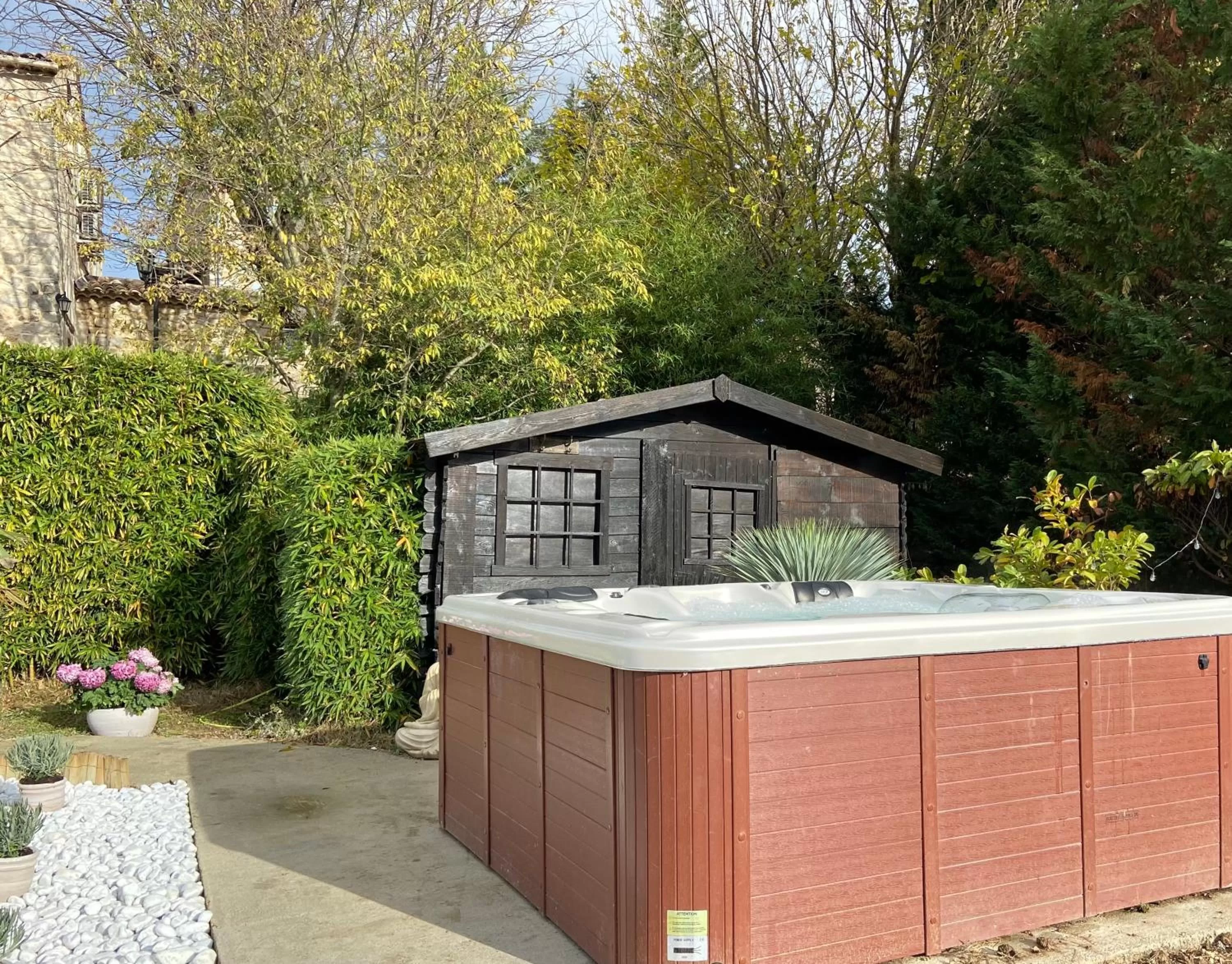 Hot Tub in Fleur de Lys