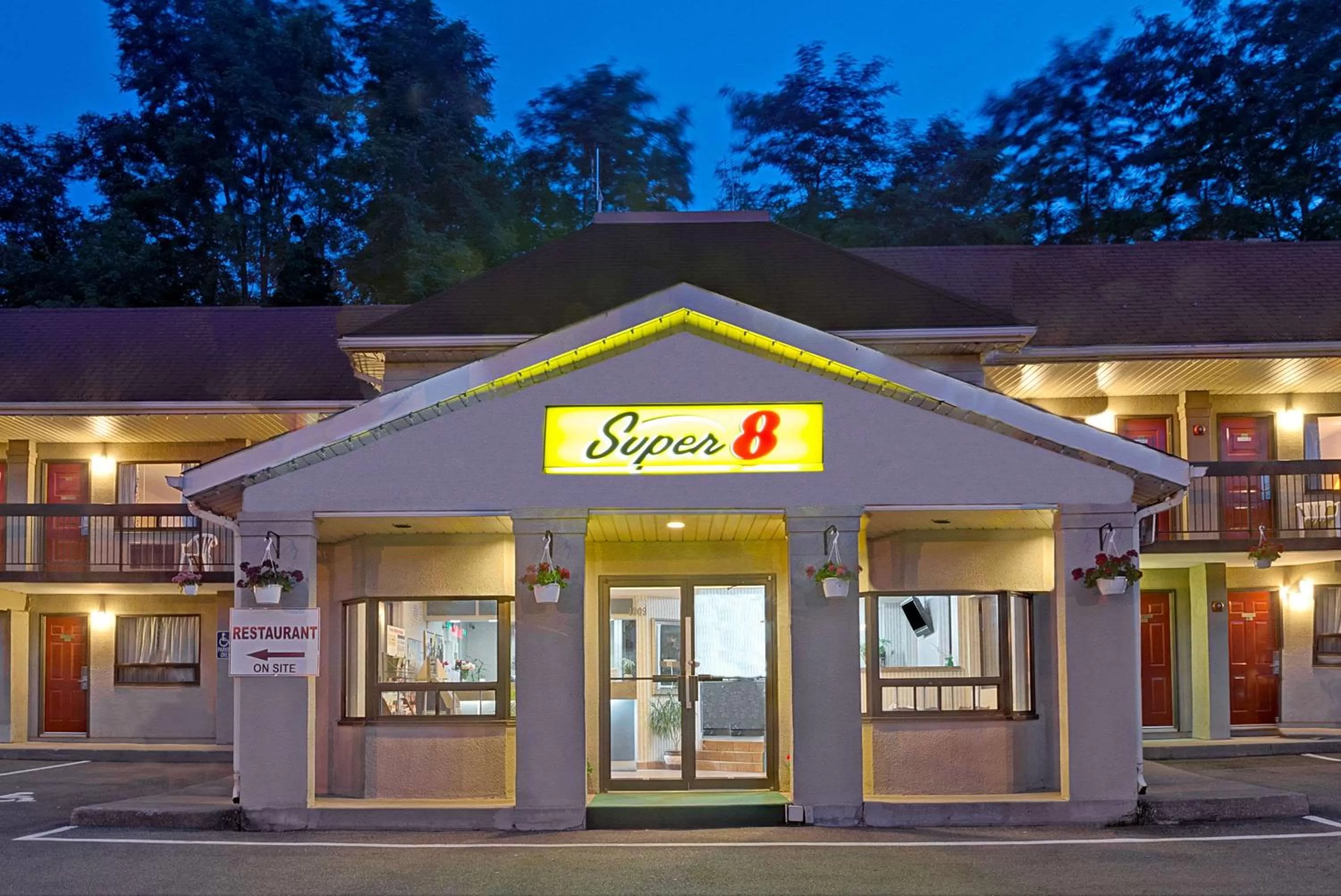 Property building in Super 8 by Wyndham Niagara Falls North