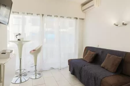 Studio carré d'or situé à 50 m de la plage