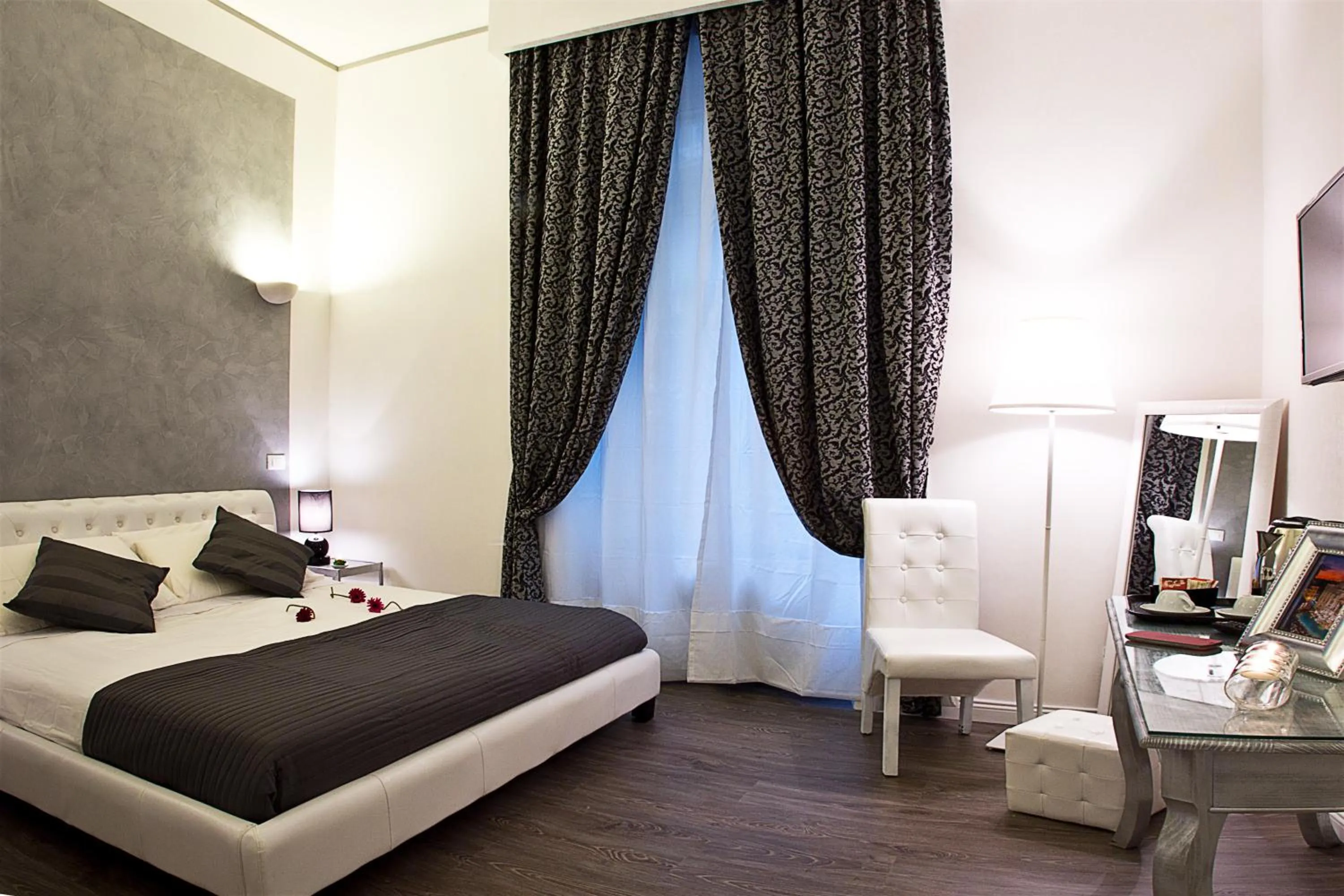 Photo of the whole room, Bed in Rome Key Home