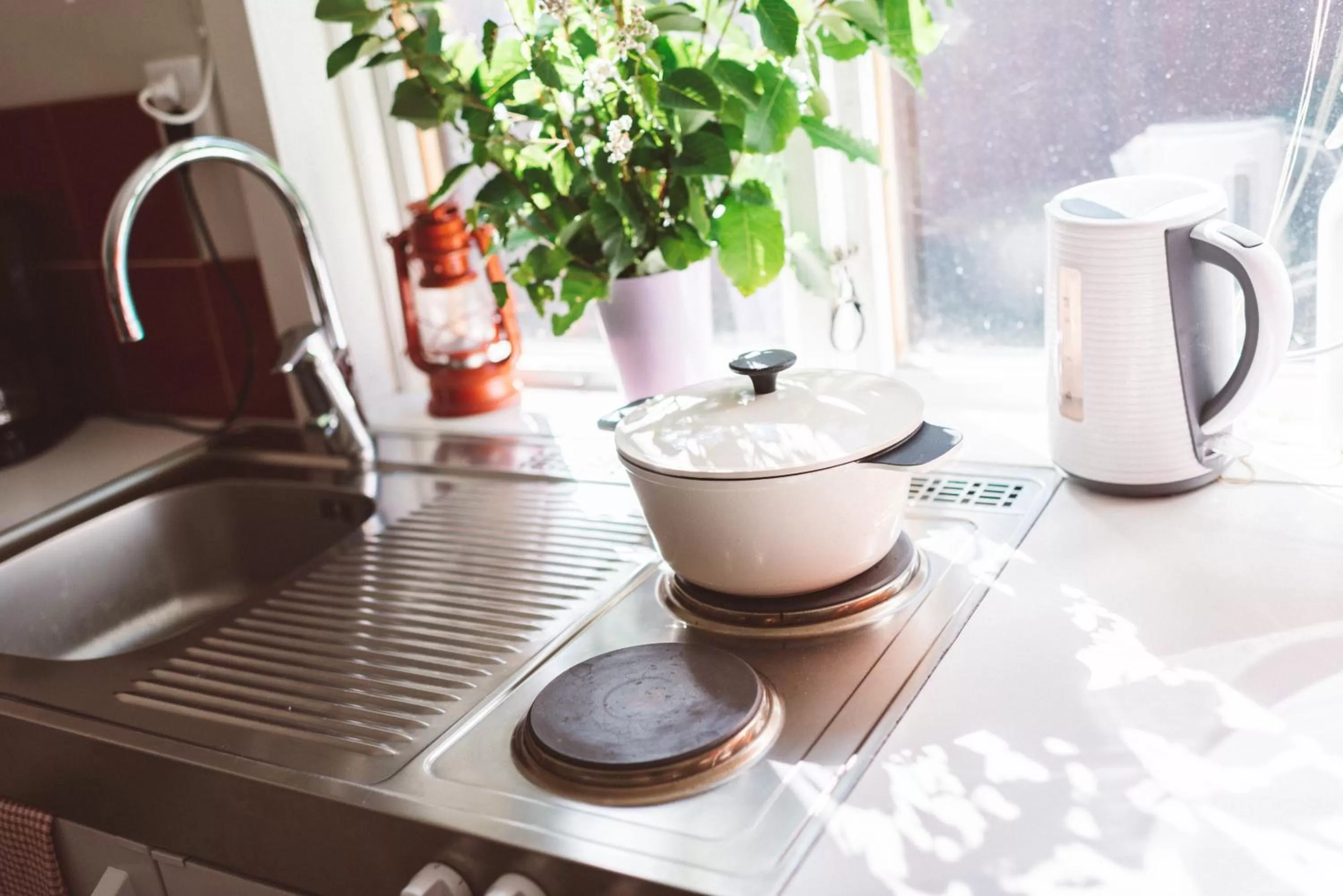 Property building, Coffee/Tea Facilities in Woodstock B & B Studios