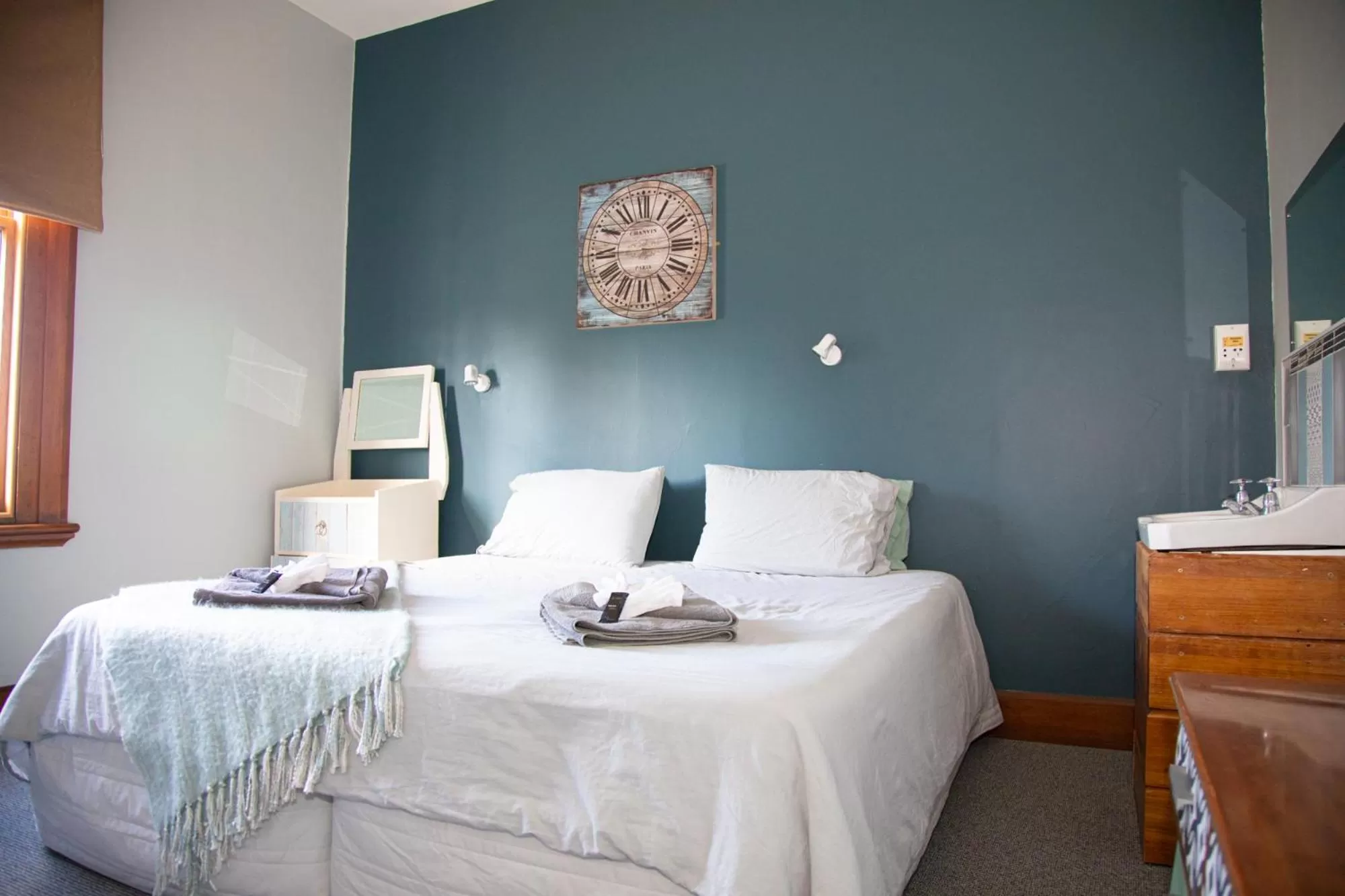 Bedroom, Bed in The Brown Pub