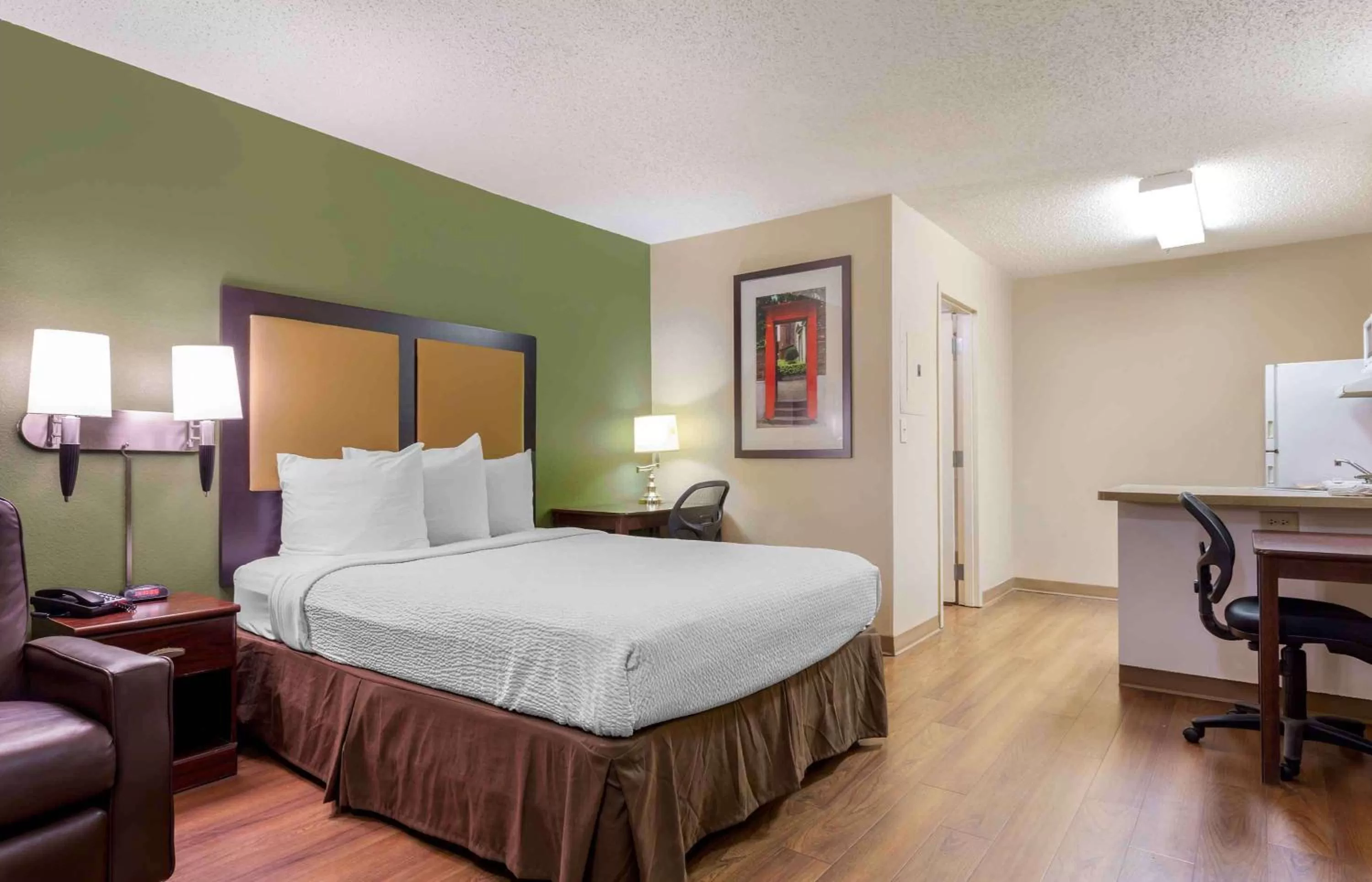 Bedroom, Bed in Extended Stay America Select Suites - Raleigh - RDU Airport