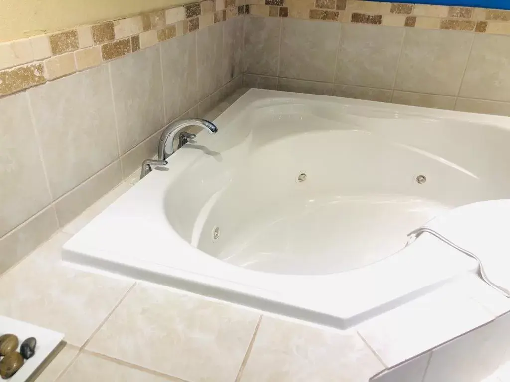 Deluxe King Suite - Non-Smoking in wallaceburg inn Deluxe King Suite - Non-Smoking in wallaceburg inn