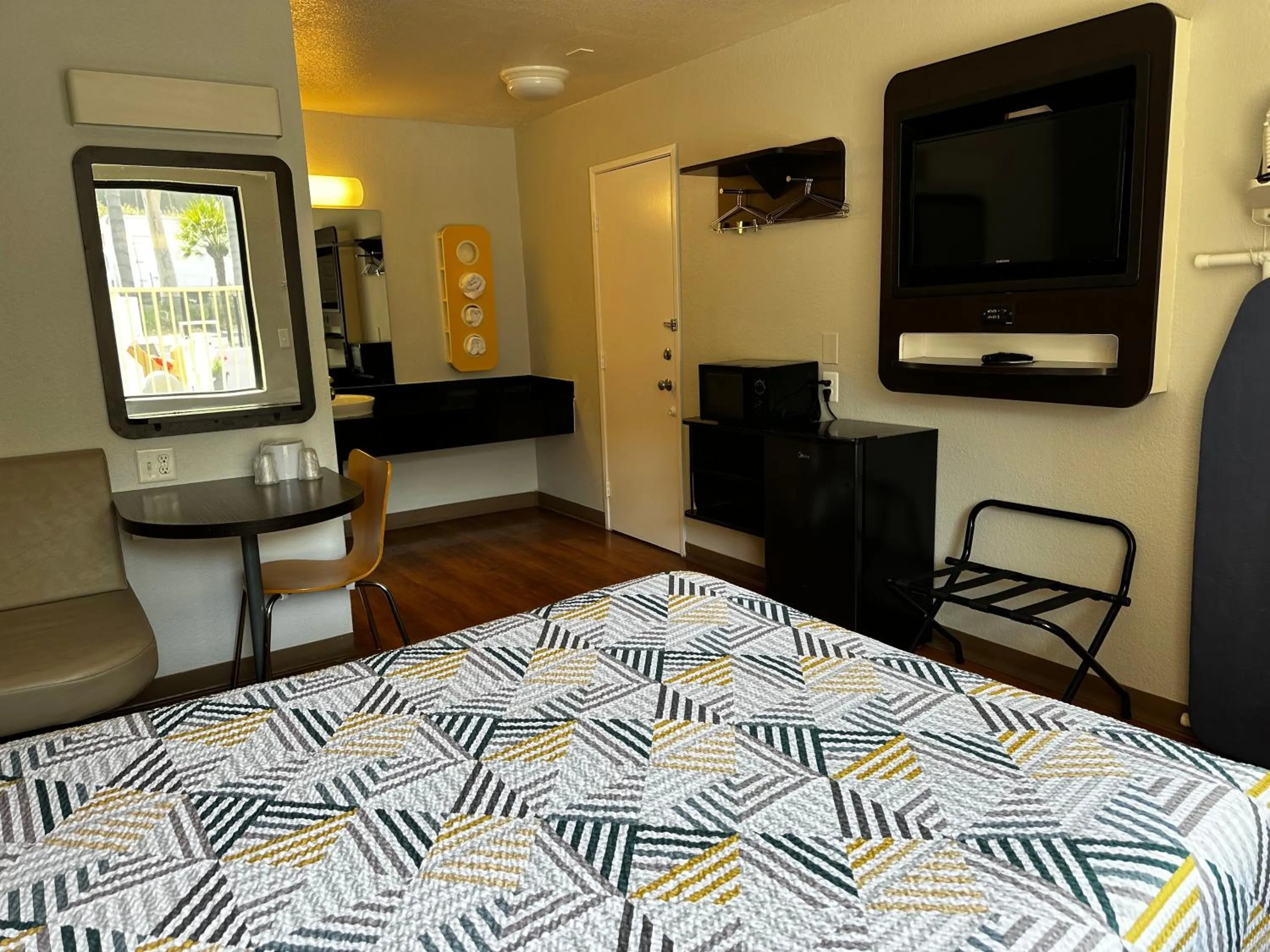 Bed in Motel 6-San Diego, CA - Hotel Circle - Mission Valley