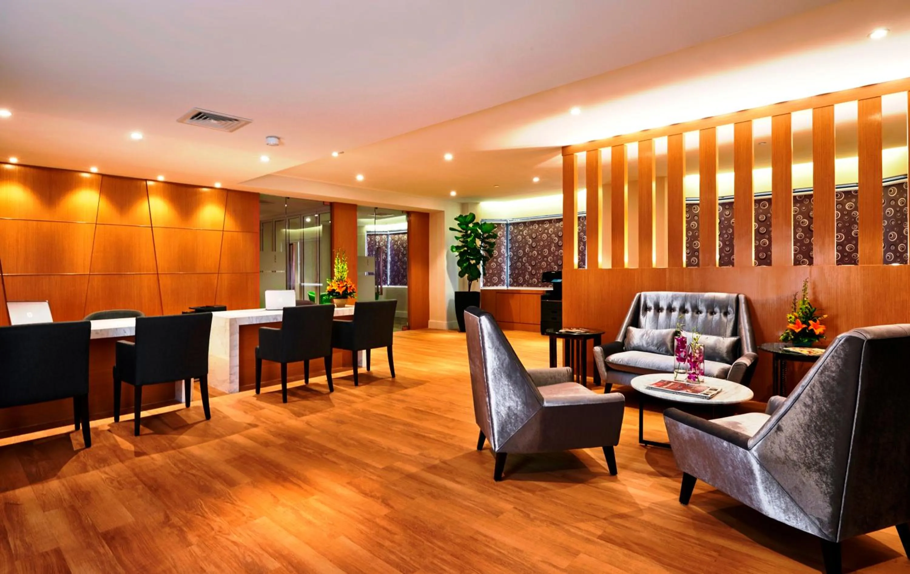 Business facilities, Restaurant/Places to Eat in Pearl International Hotel