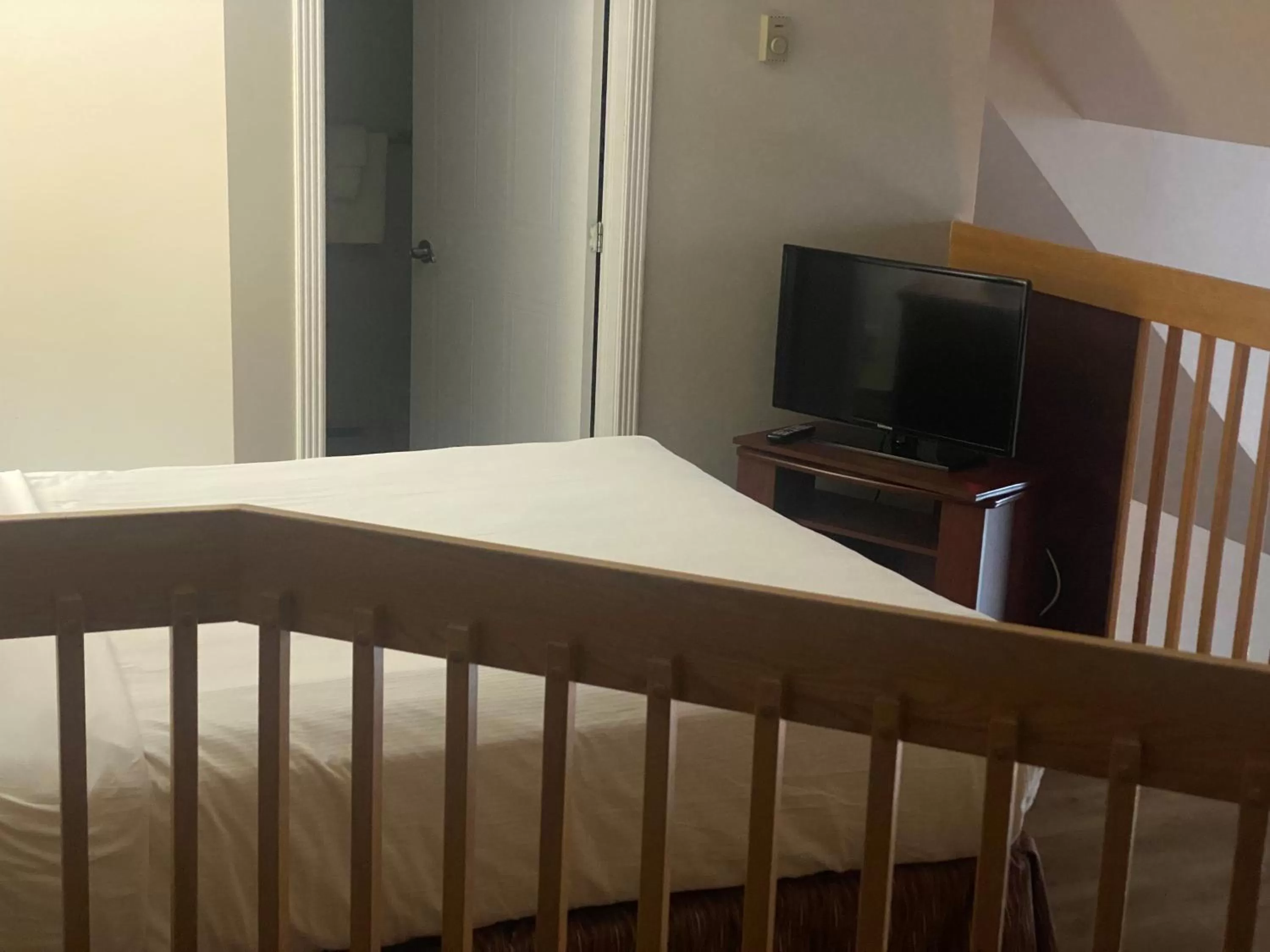 TV and multimedia in Ramada Plaza by Wyndham Gatineau/Manoir du Casino