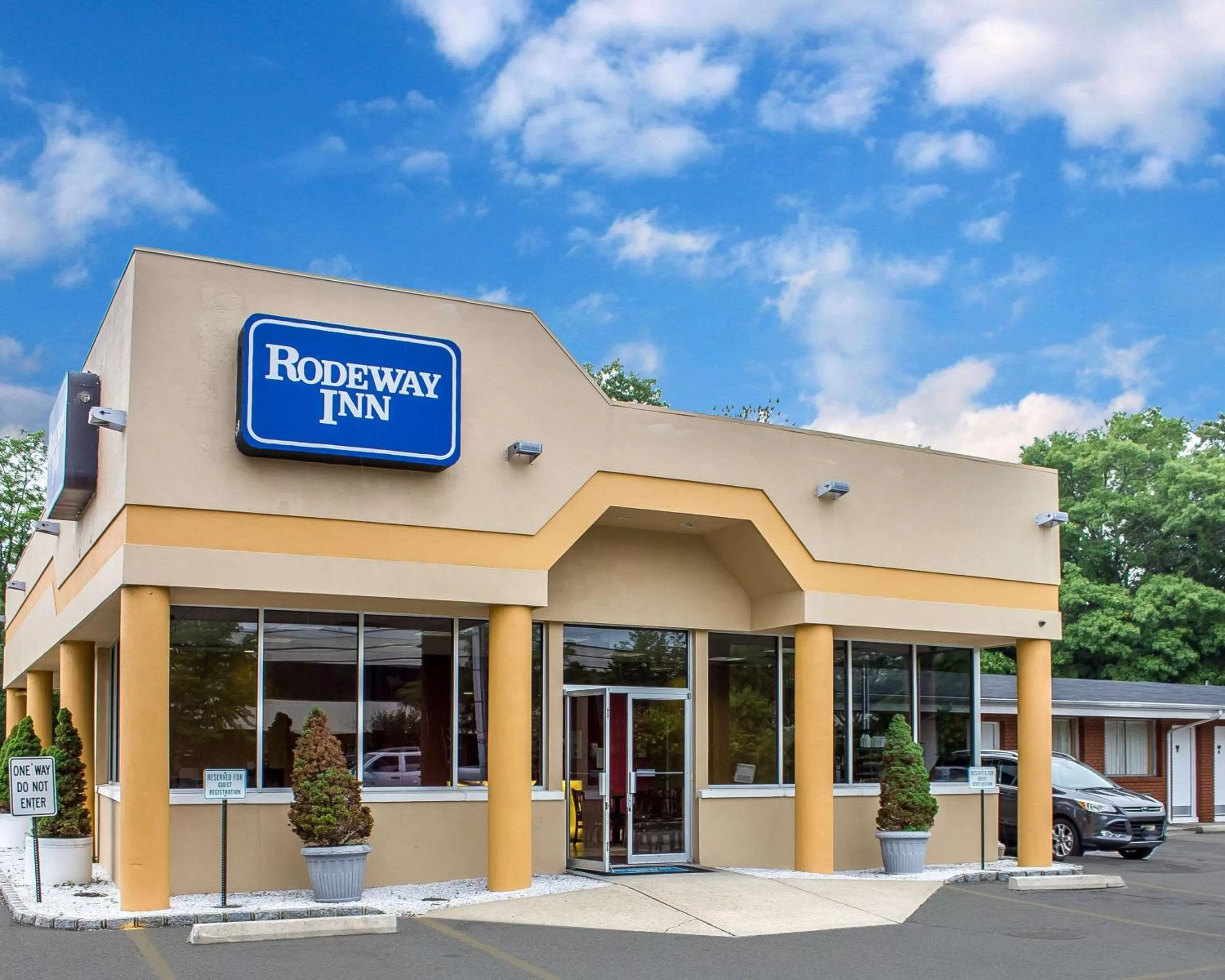 Property building in Rodeway Inn MacArthur Airport