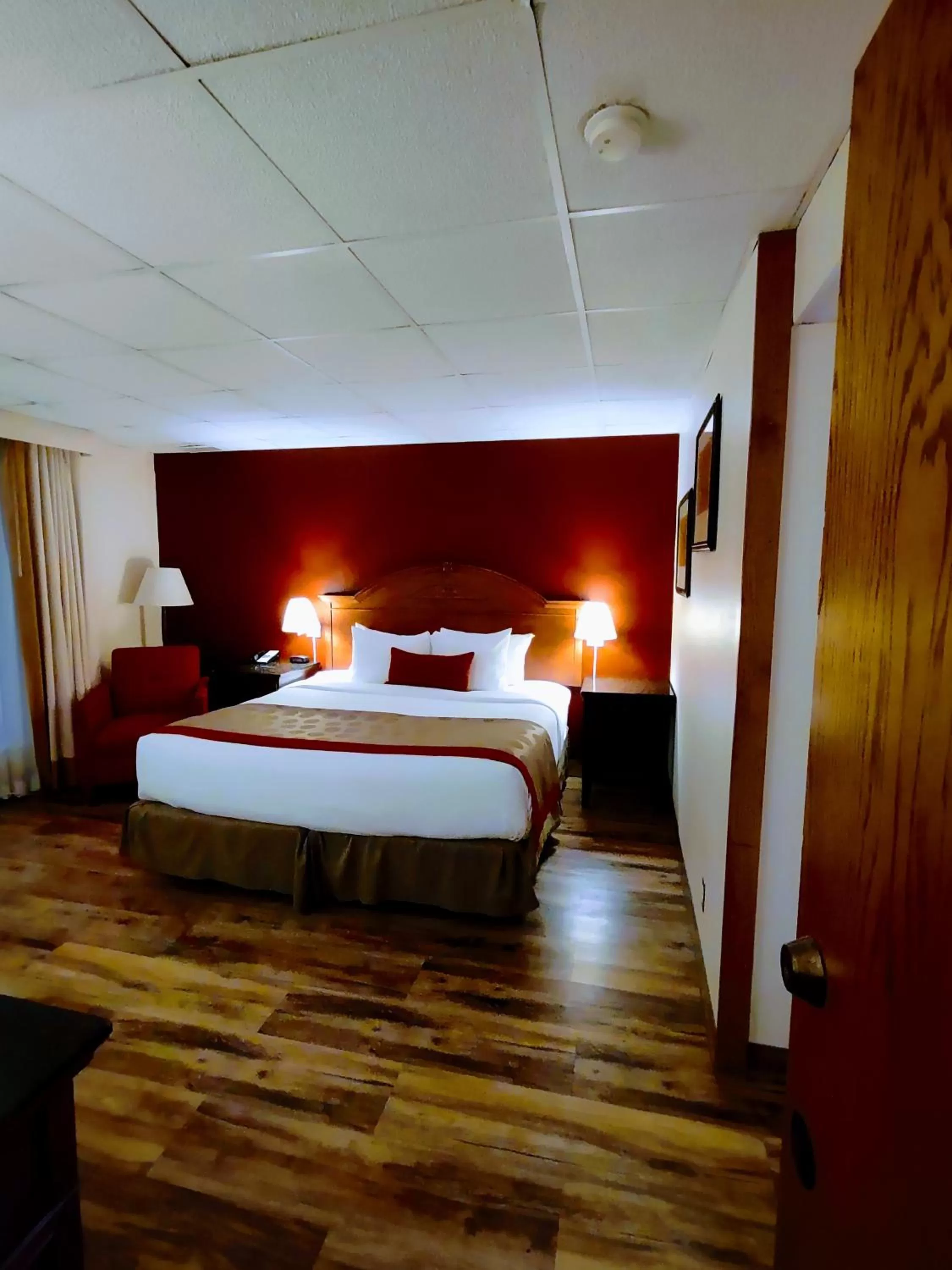 Bedroom, Bed in Ramada by Wyndham Albert Lea