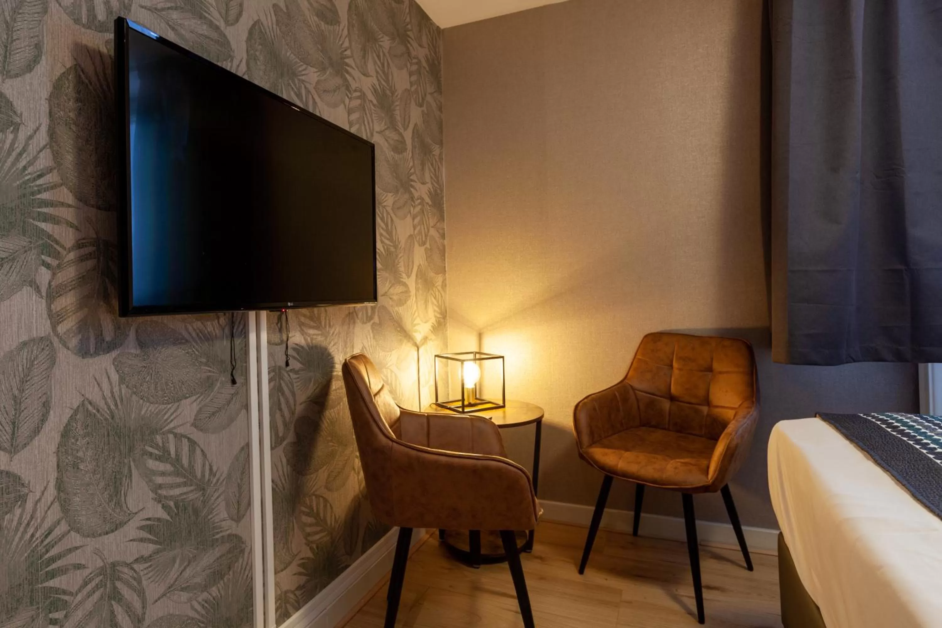 TV and multimedia, Bed in Amsterdam Hotel Uithoorn