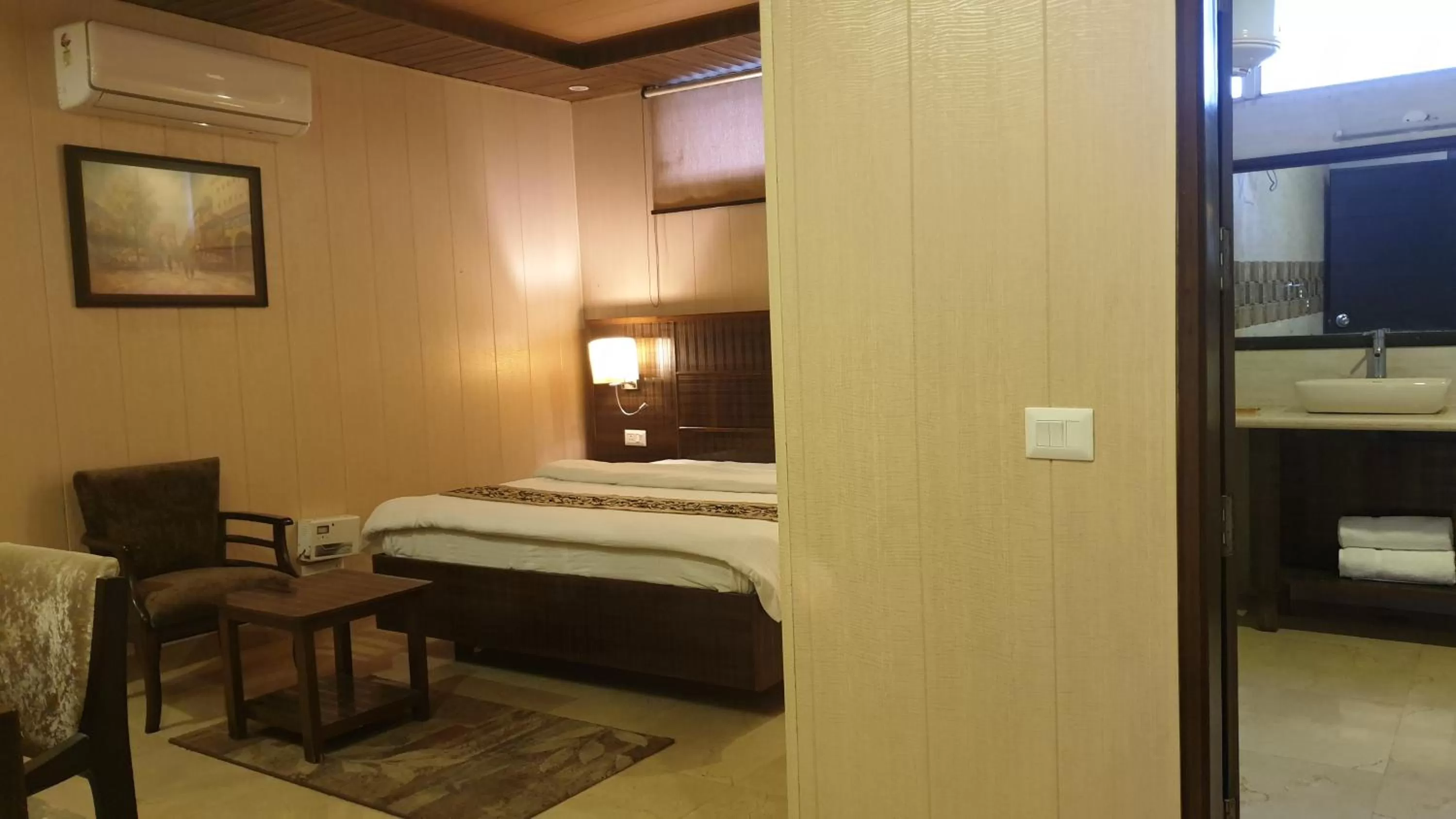 Bathroom, Bed in Maple Leaf Hotel