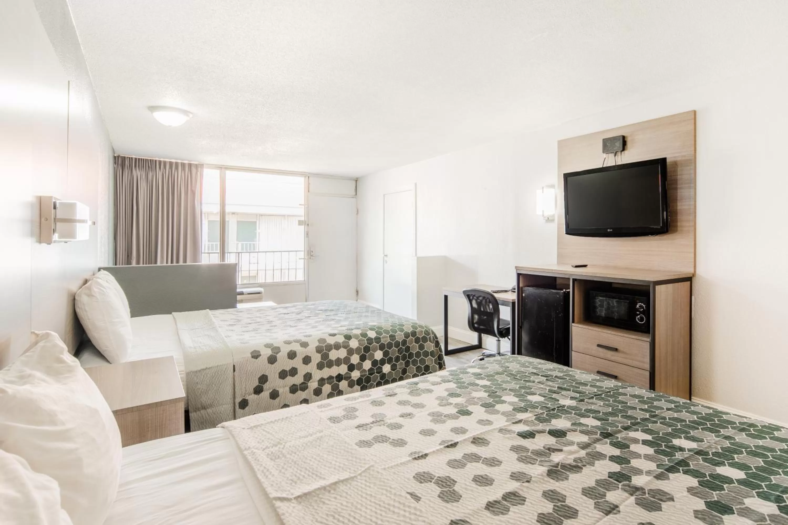 Bed in Econo Lodge Inn & Suites Near Bricktown