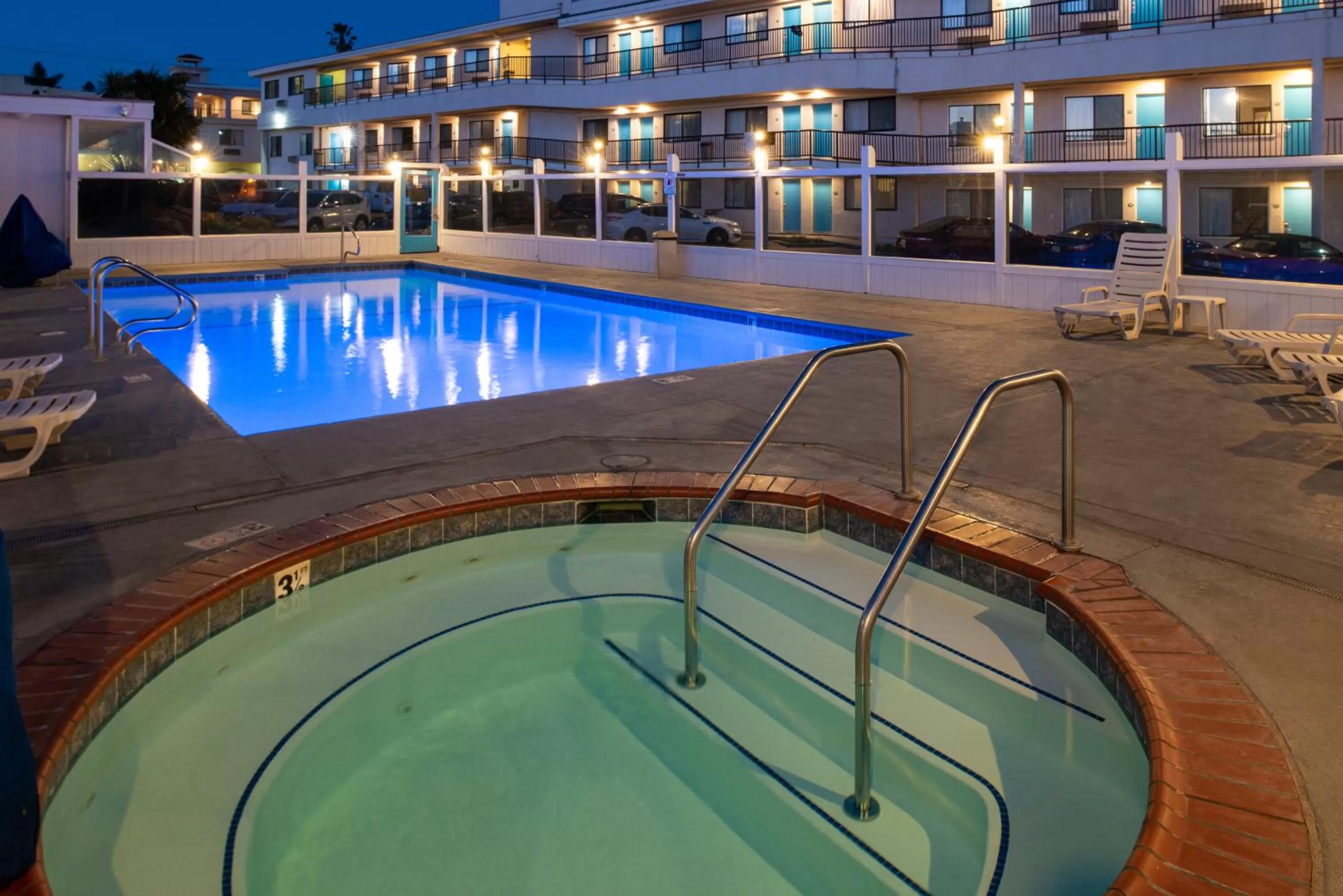 Hot Tub in Edgewater Inn and Suites