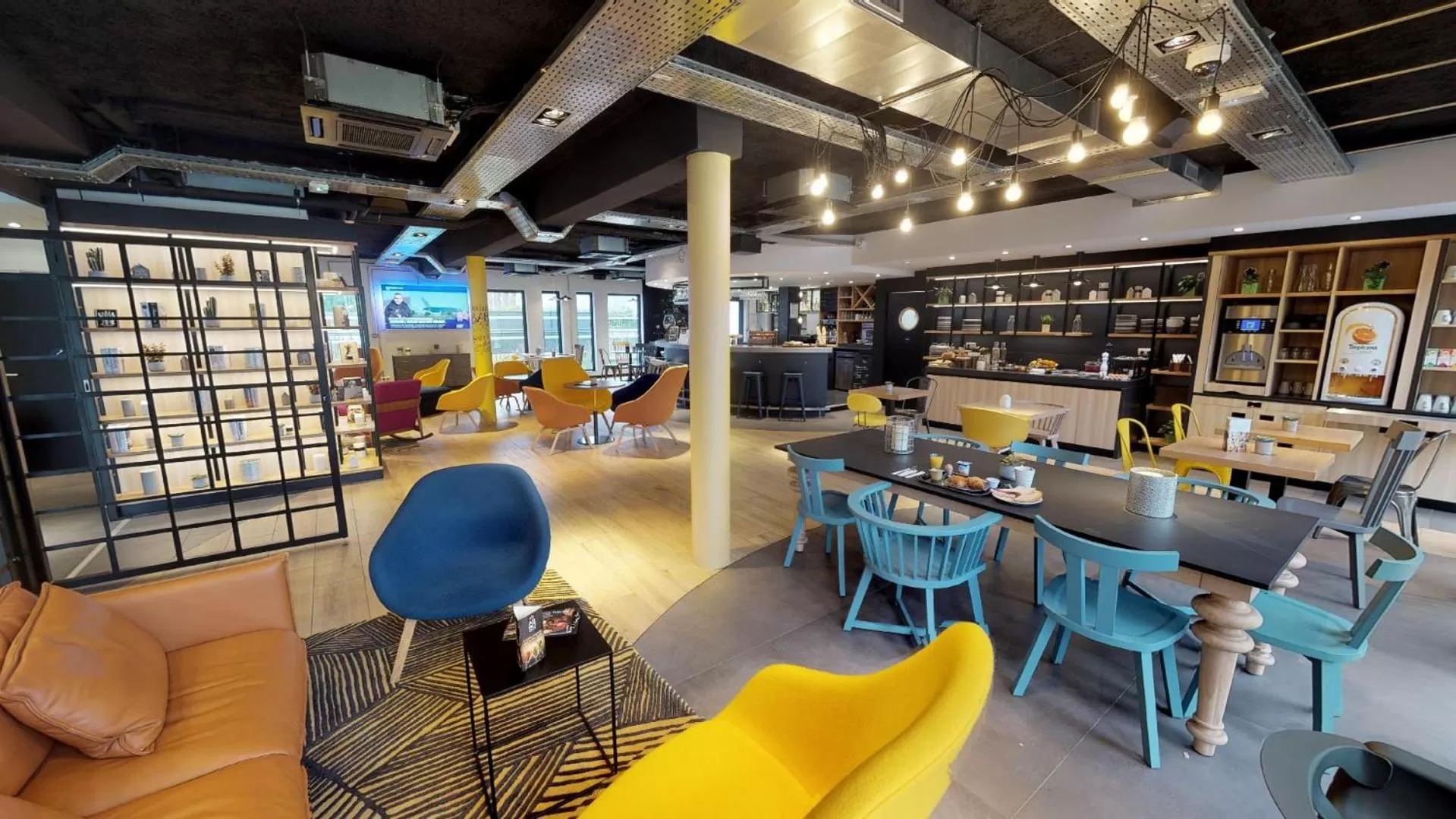 Lounge or bar in Campanile Fontainebleau