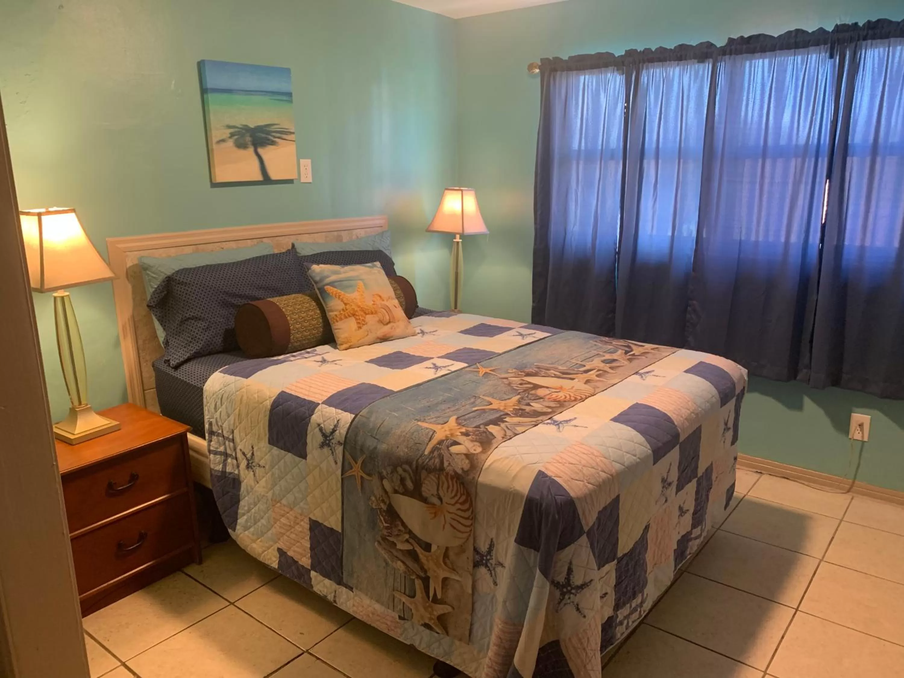 Bed in Michaels Siesta Studios