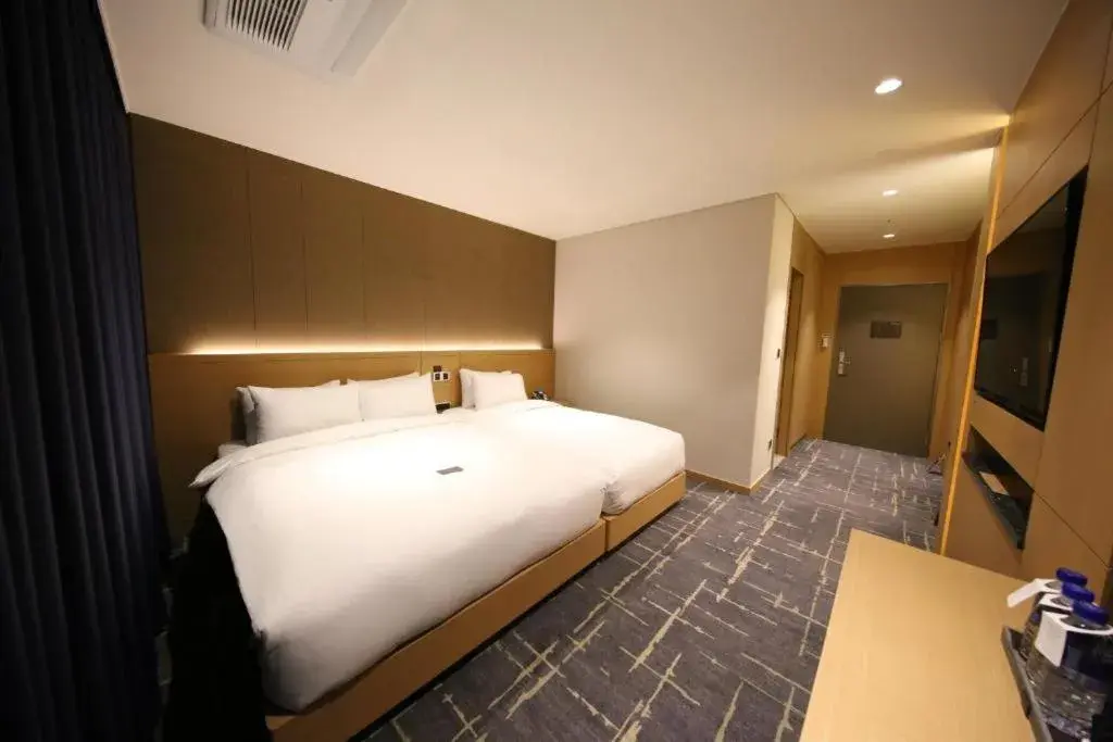 Deluxe Family Room with Lake Ocean View in Sea Cruise Hotel Deluxe Family Room with Lake Ocean View in Sea Cruise Hotel