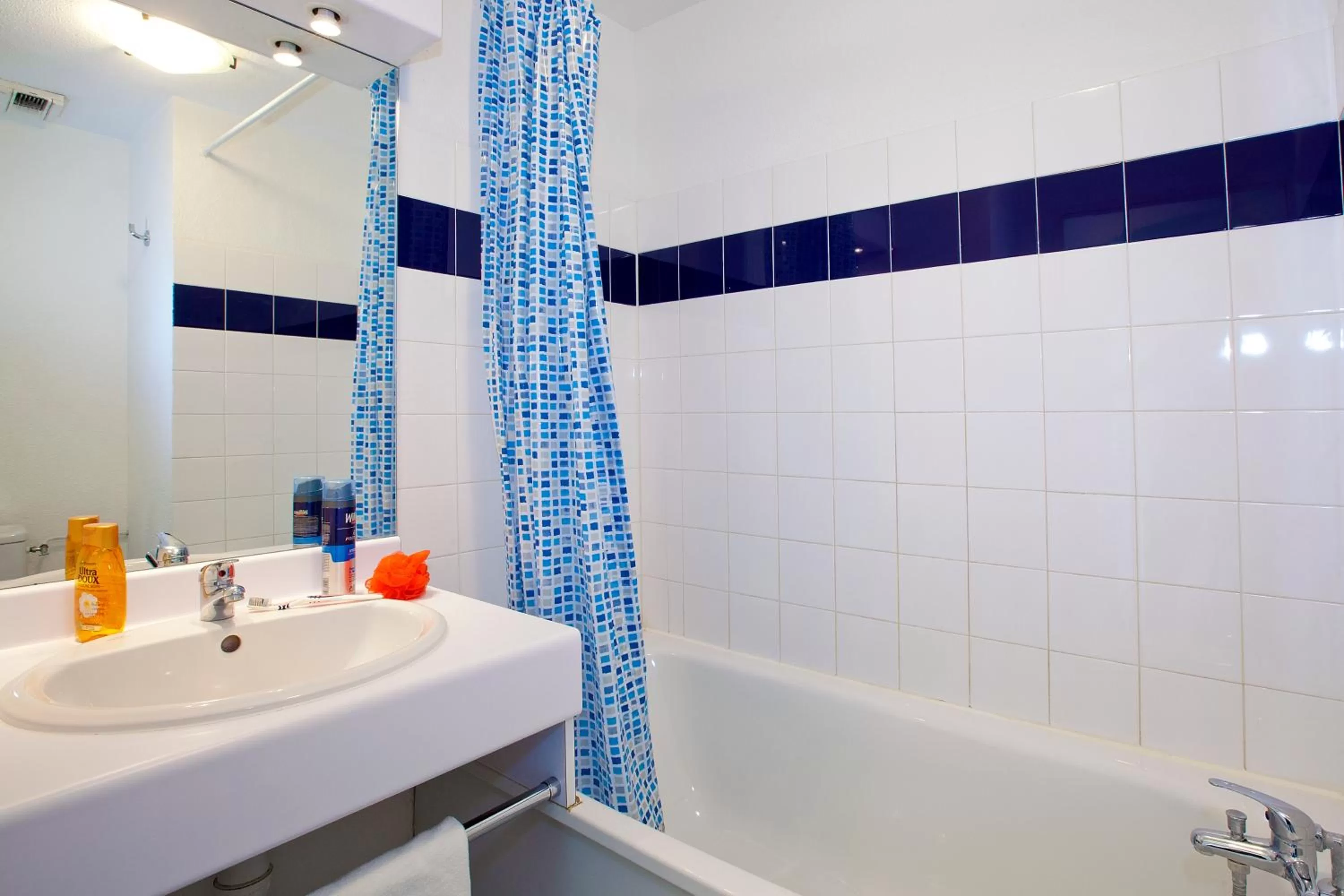 Bathroom in Séjours & Affaires Lyon Saint-Nicolas