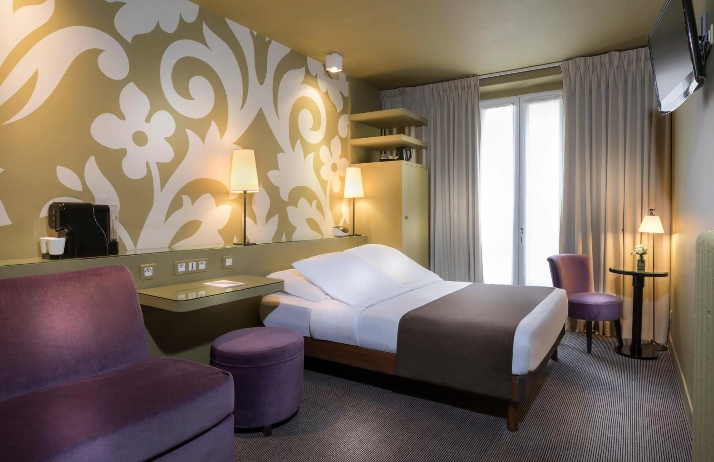 Coffee/tea facilities, Bed in Gardette Park Hotel