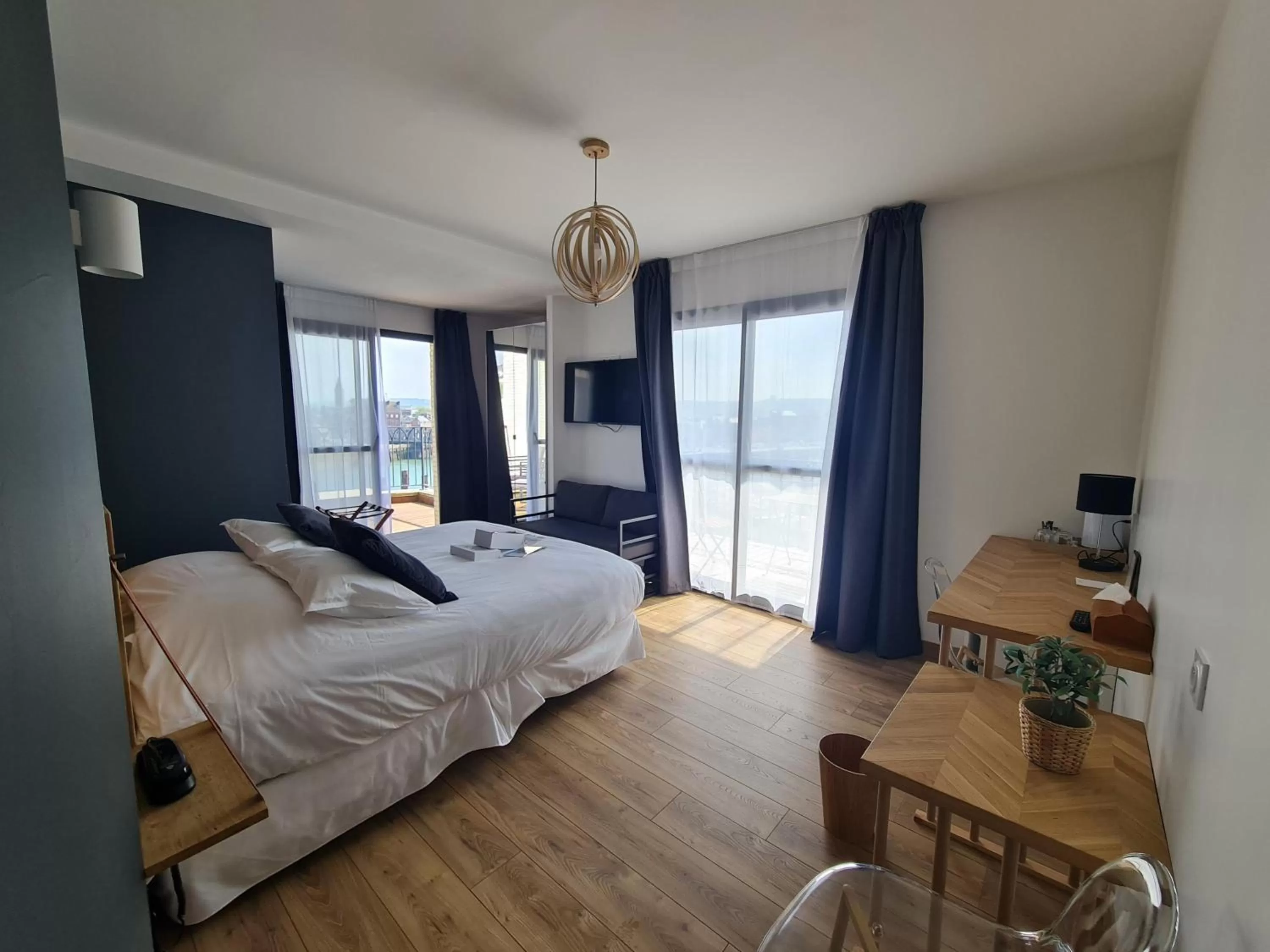 Photo of the whole room, Bed in LA TOUR AUX CRABES près de la plage