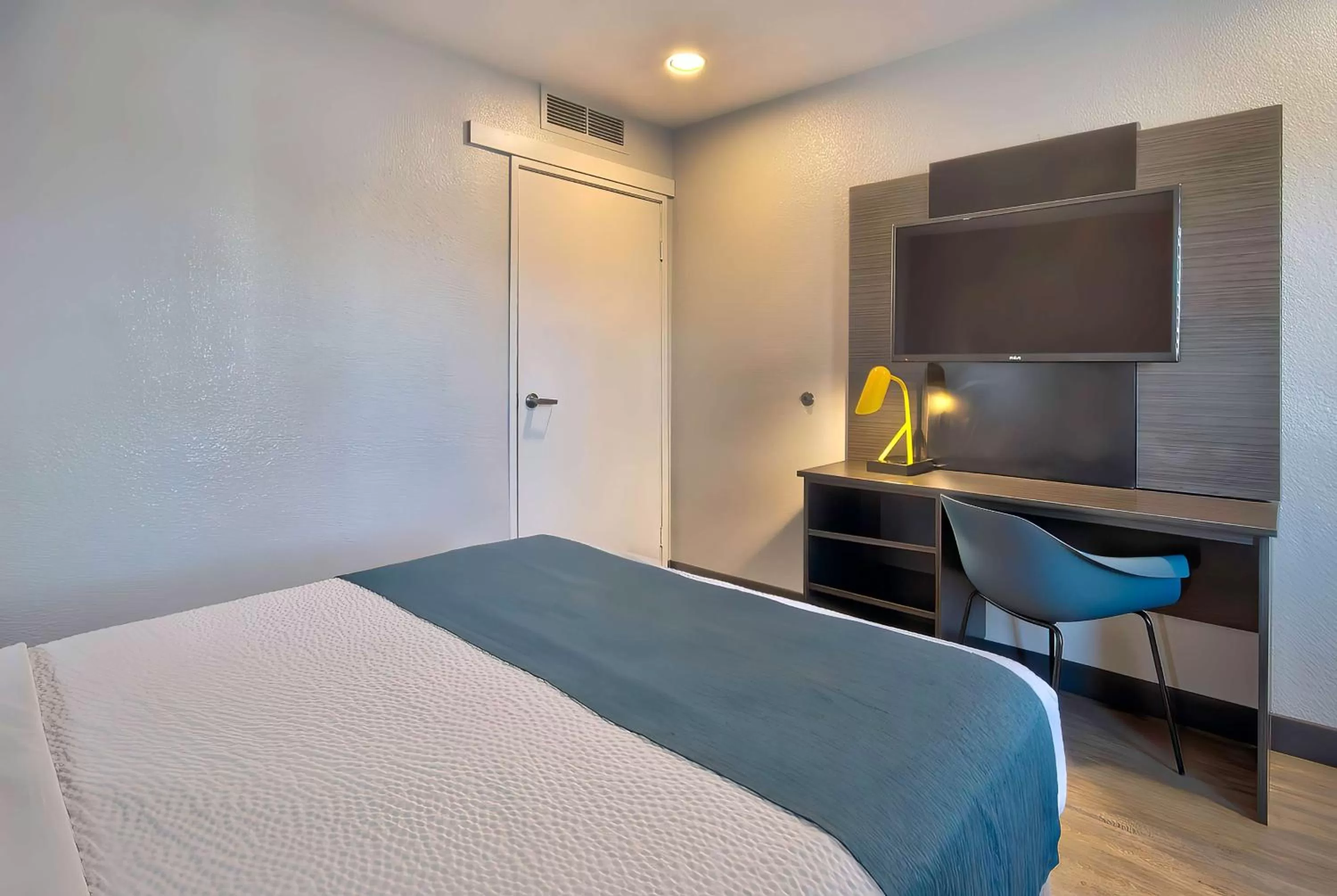 Bedroom in Motel 6-Palmdale, CA