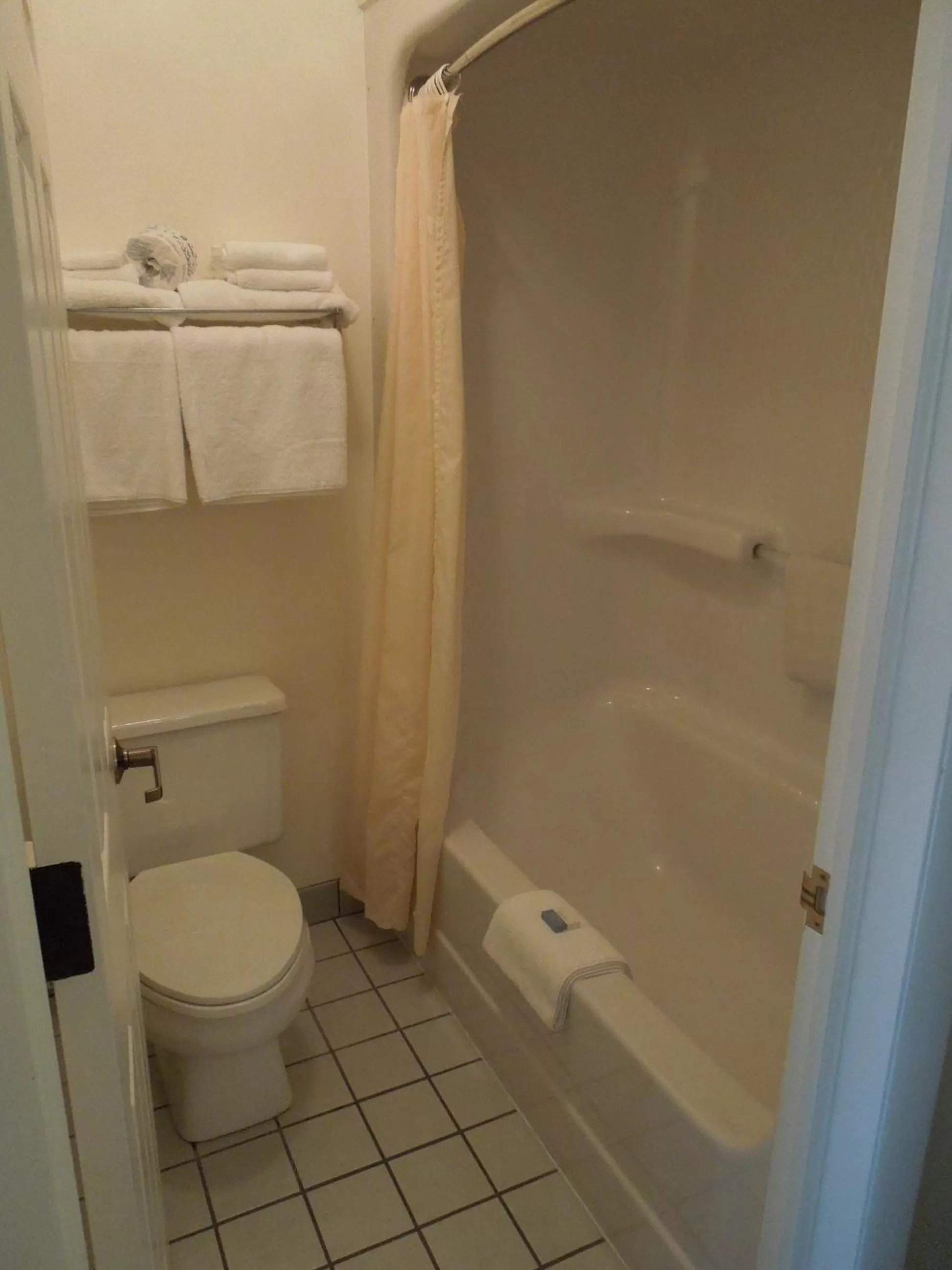 Bathroom in Inn at Lander, Travelodge by Wyndham