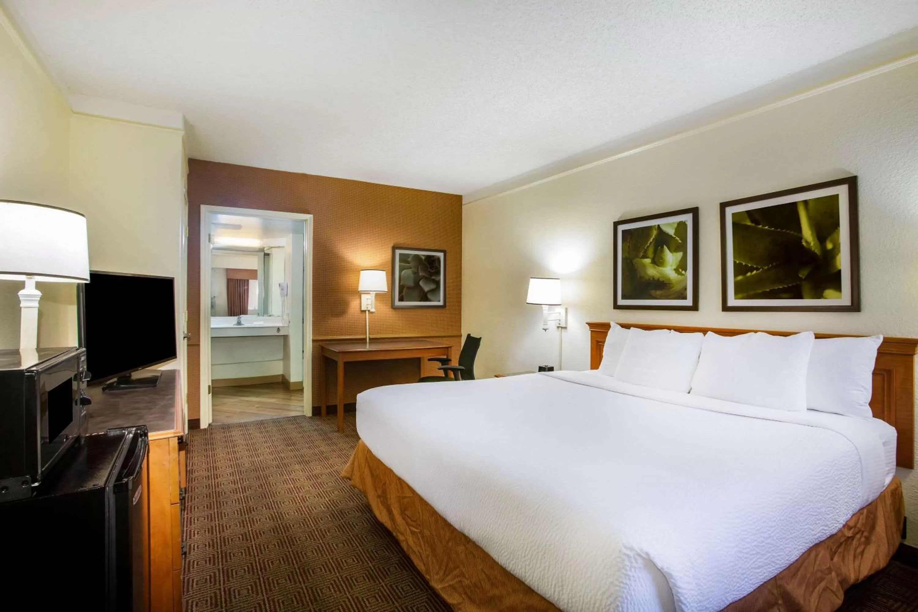 Photo of the whole room, Bed in La Quinta Inn by Wyndham Austin Capitol / Downtown