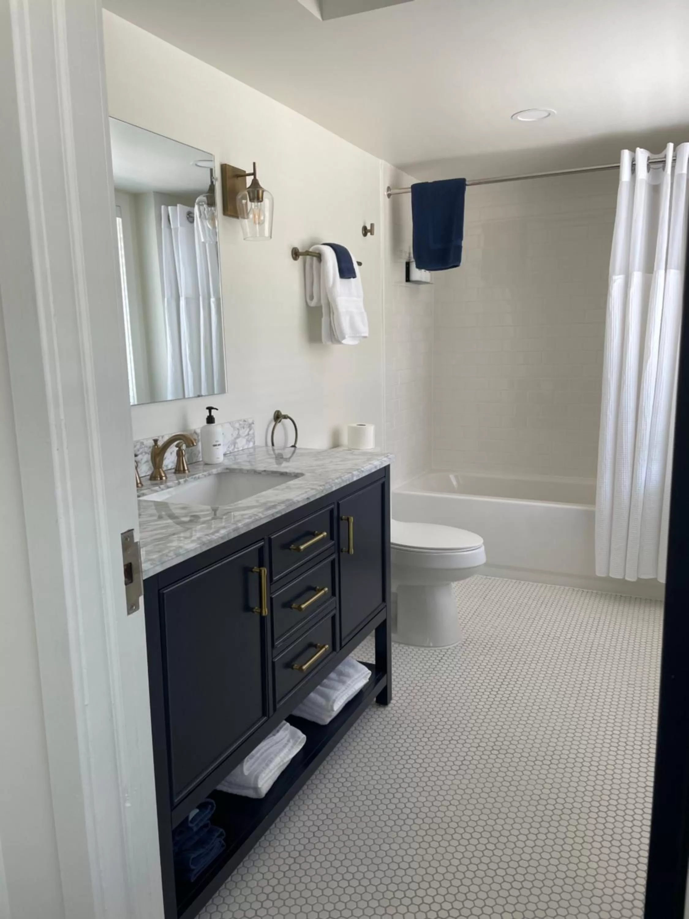 The Argus Hotel & Cocktail Lounge