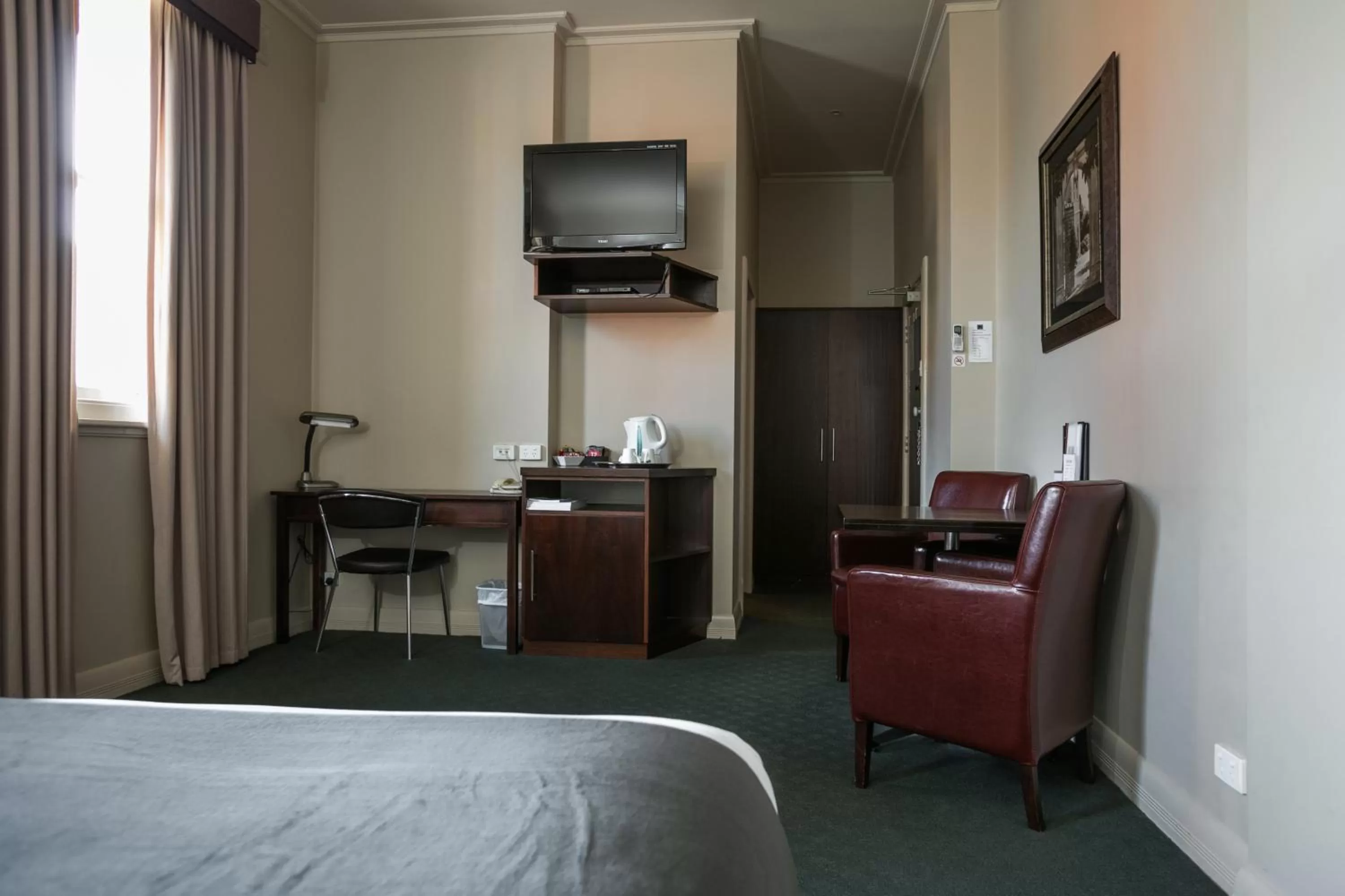 TV and multimedia, Seating Area in Oscars Hotel and Cafe Bar