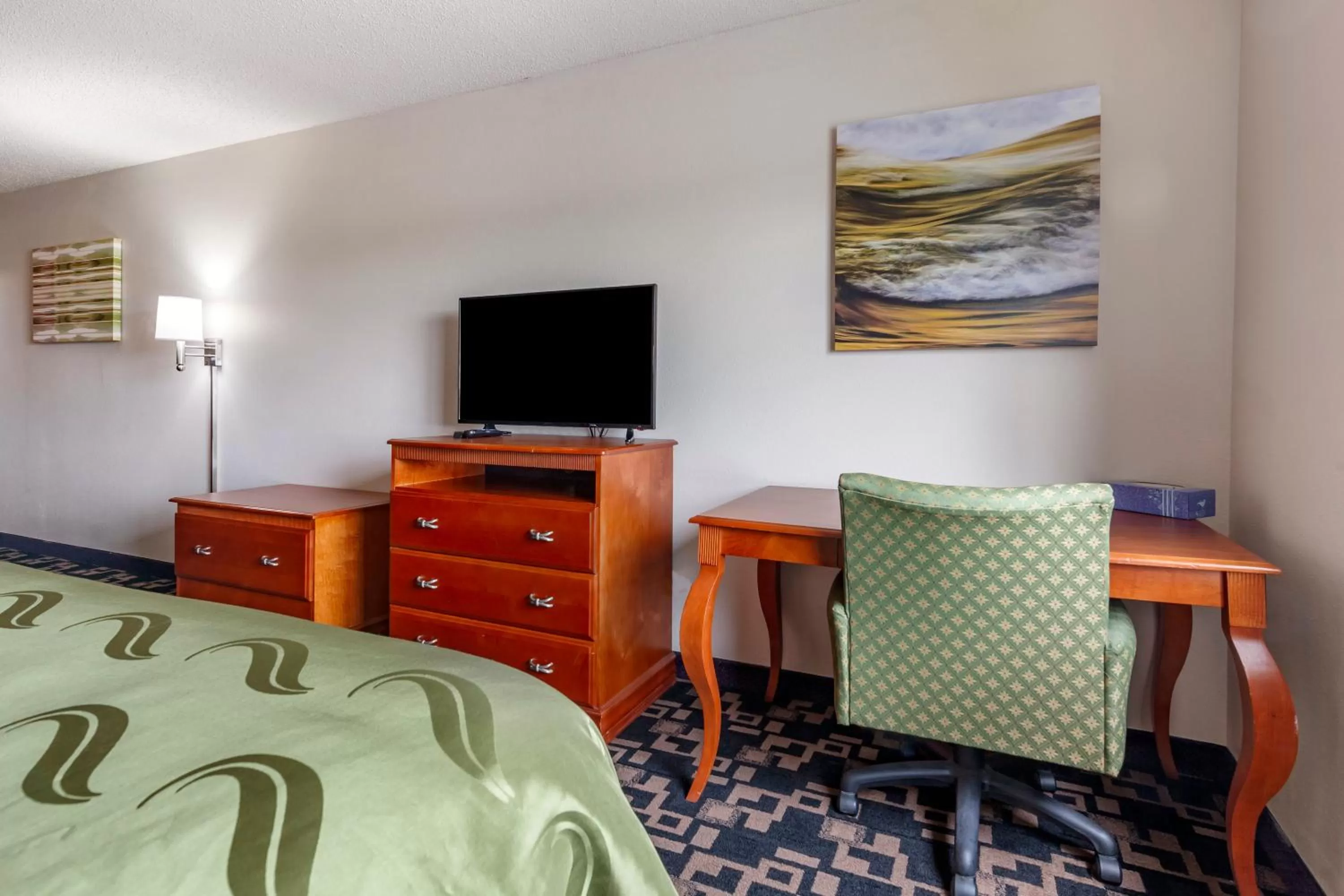 King Room - Accessible/Non-Smoking in Quality Inn Redgranite